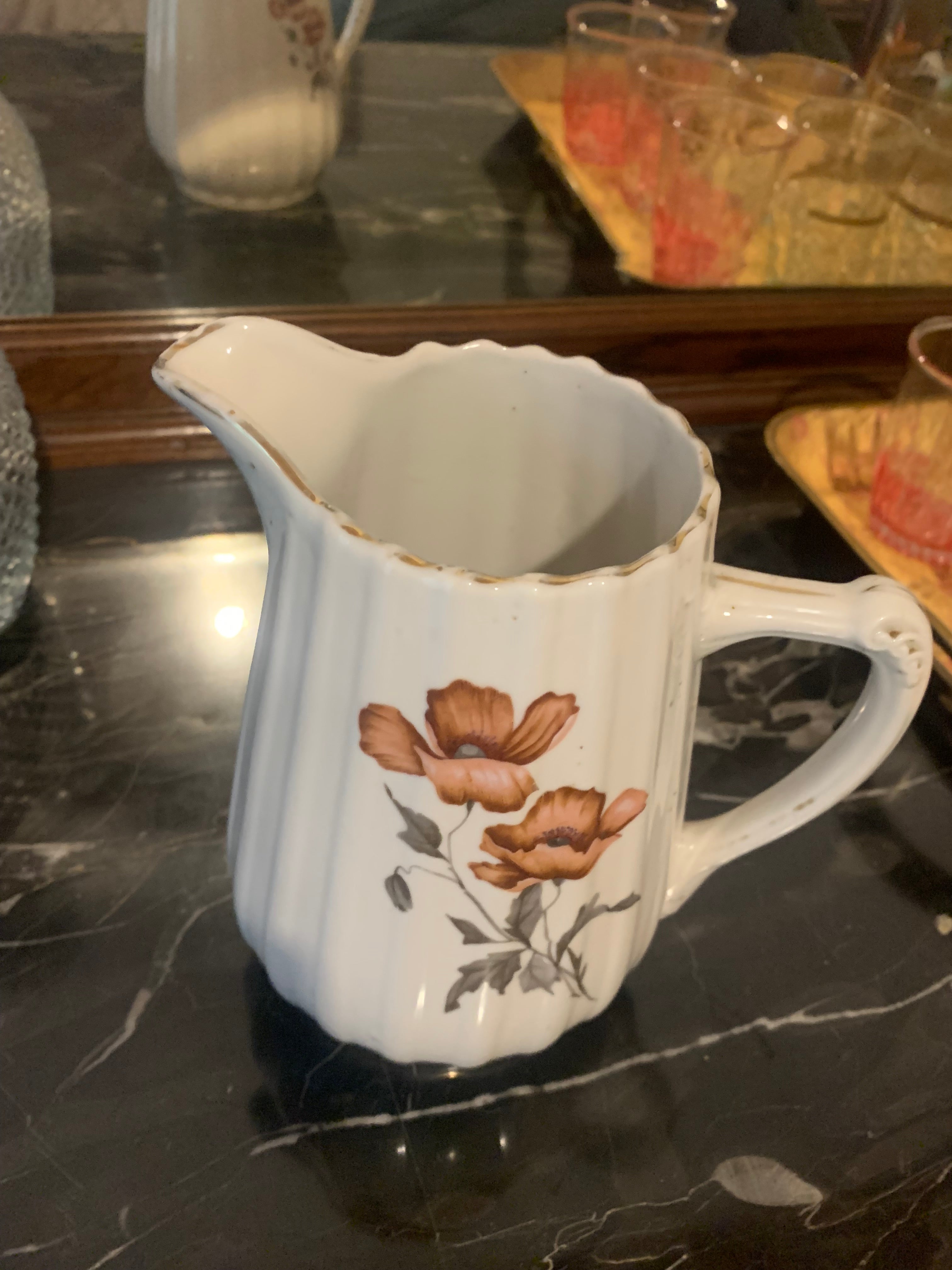 Antiguinha e linda leiteira em porcelana canelada com desenho floral 