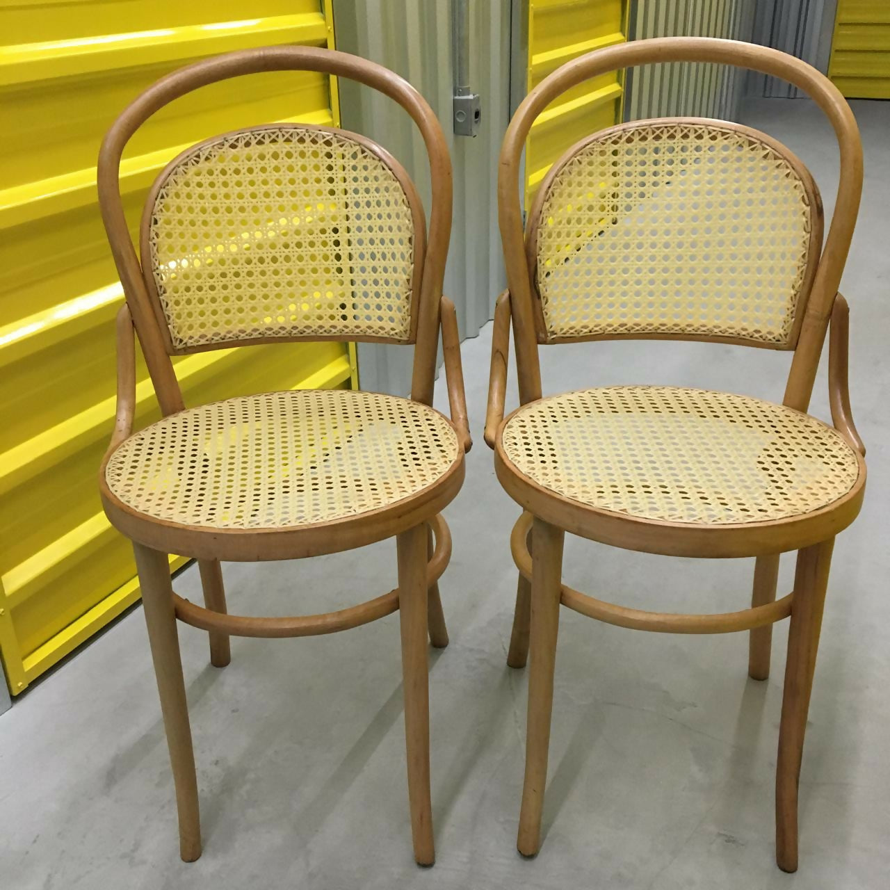 Par de cadeiras Thonet com encosto em palhinha