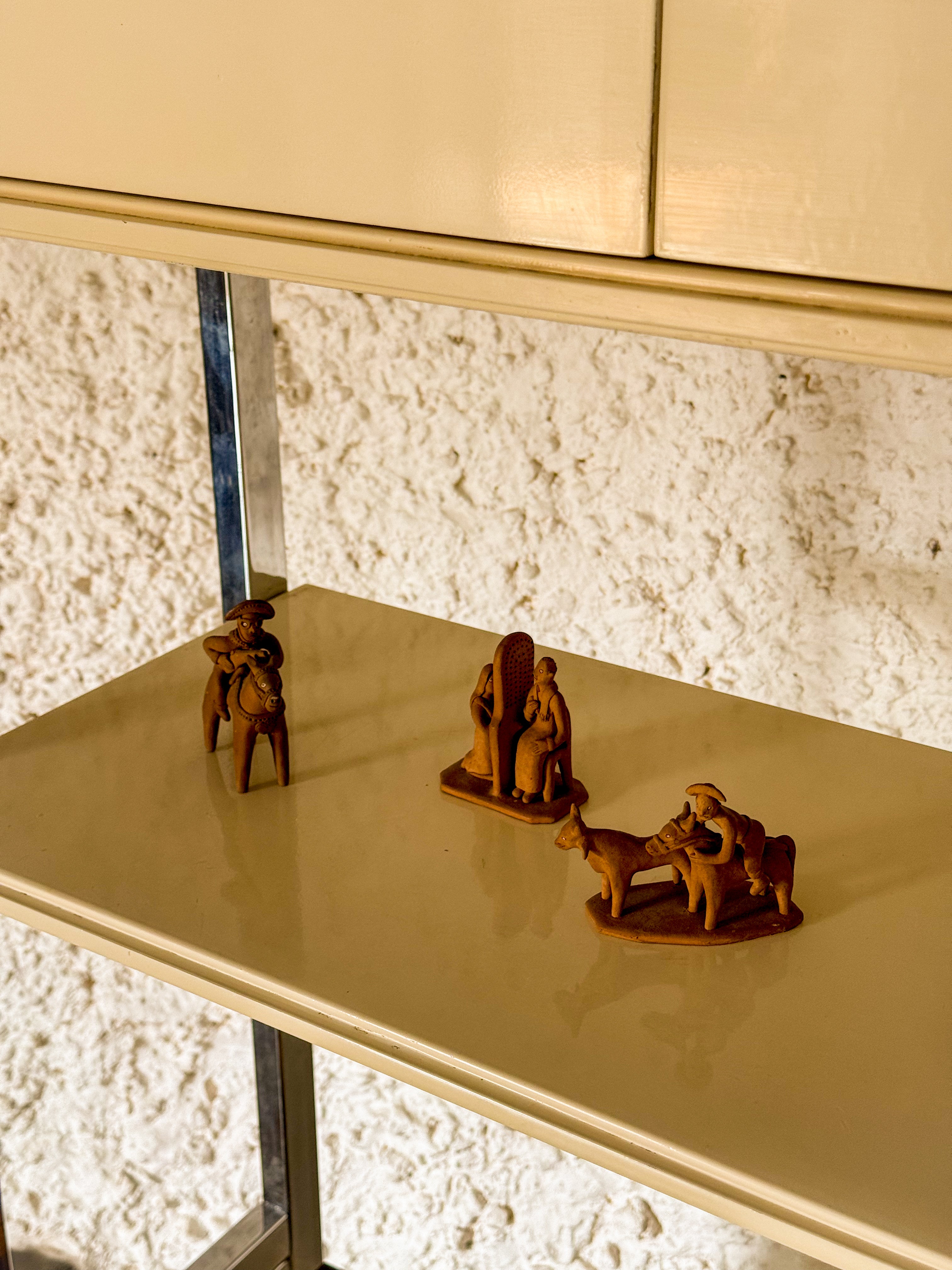 Estante modular Novo Rumo com estrutura metálica e nichos com pintura em laca branca 