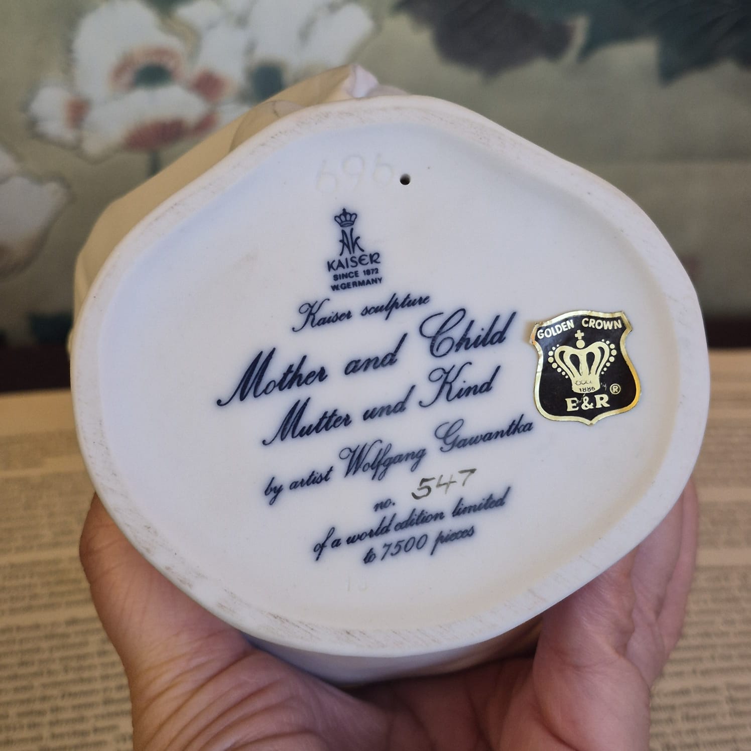 Escultura em porcelana biscuit clássica alemã criada pelo escultor Wolfgang Gawantka para a prestigiada manufatura Kaiser Porzellan, chamada "Mãe e Filho", nos anos 80.