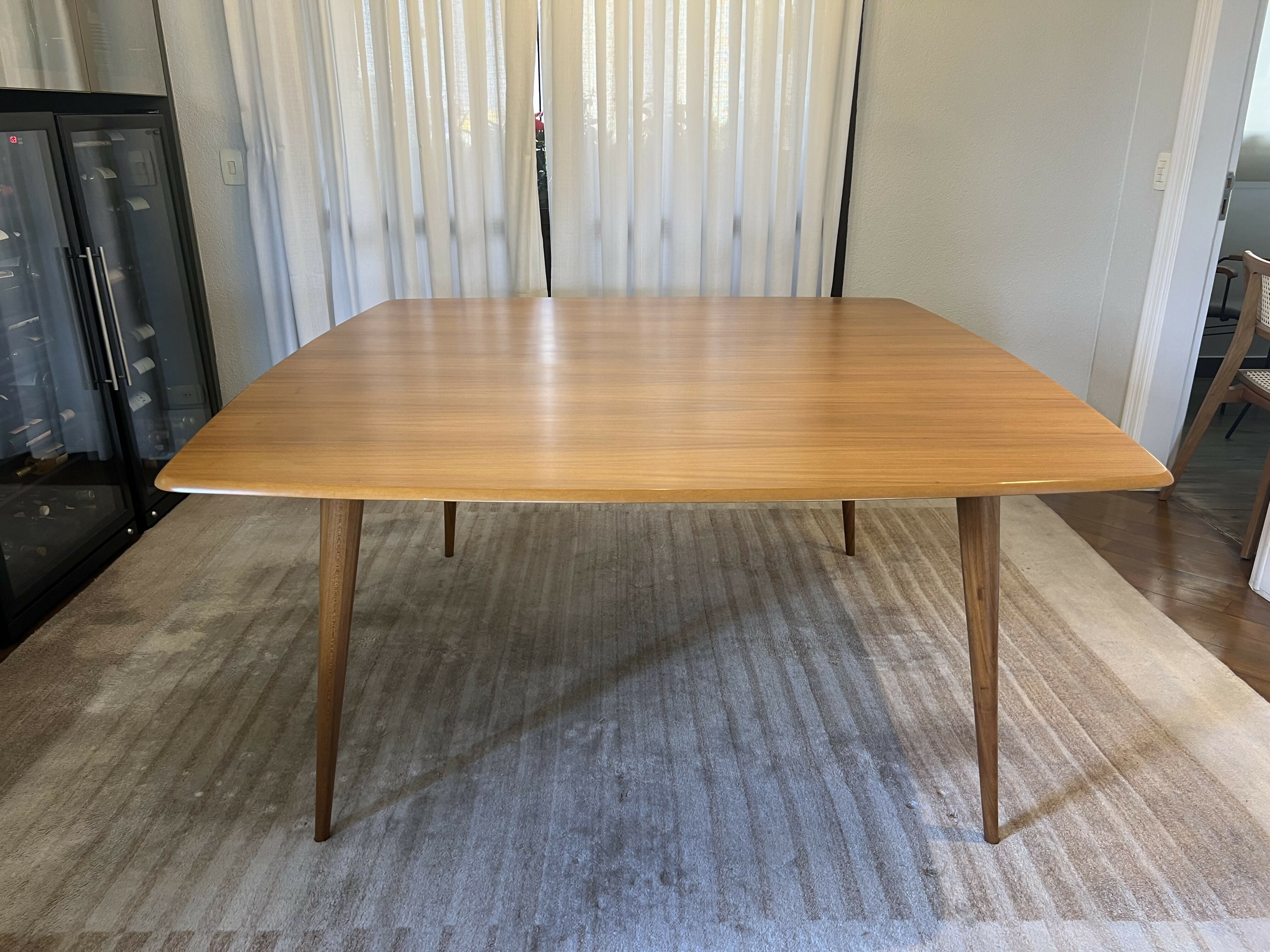 Mesa Quadrada Loeil de Madeira clara e pé palito