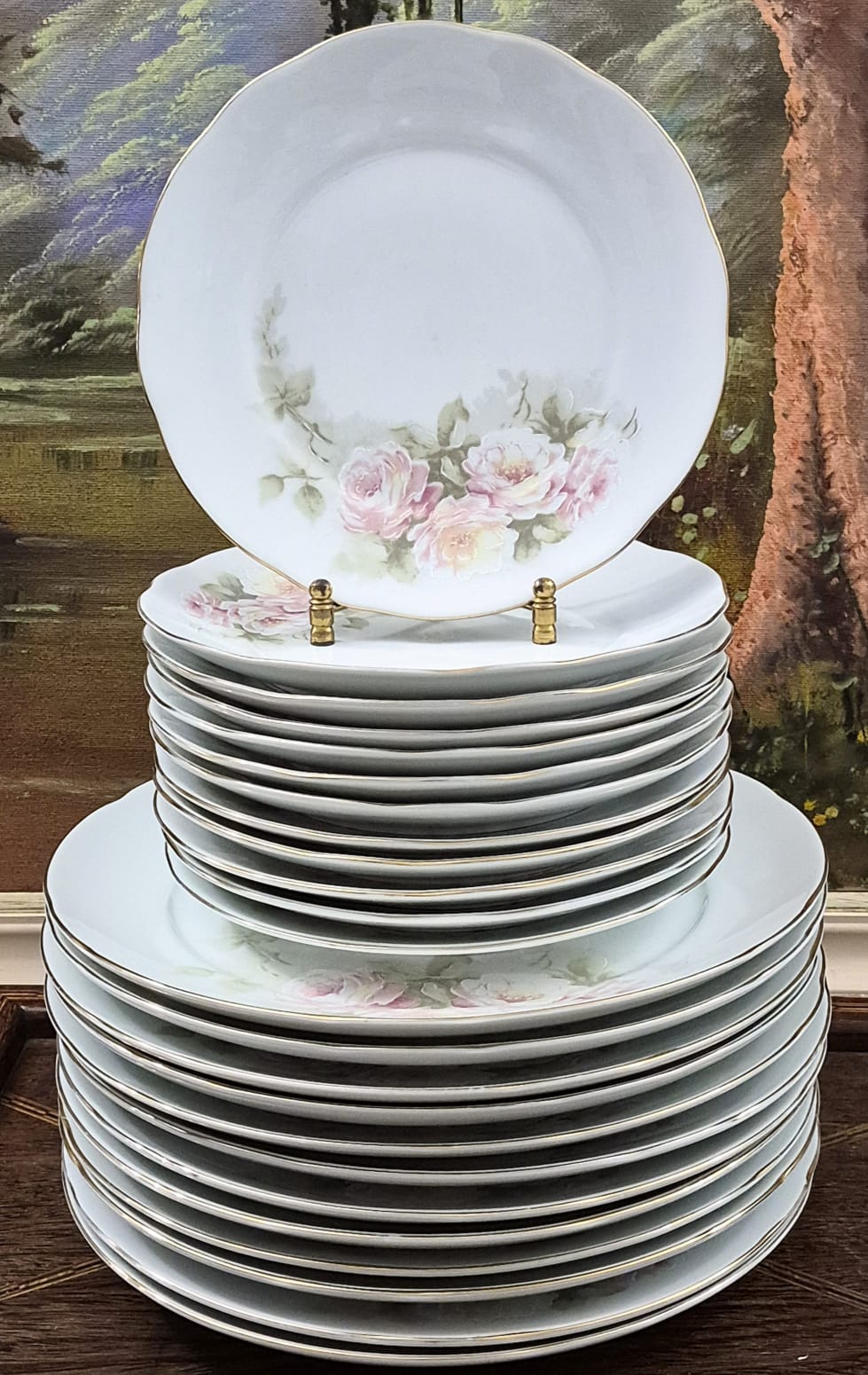 Conjunto lindo, 24 peças,  floral de rosas, bem romântico,  em porcelana nacional vintage Schmidt.