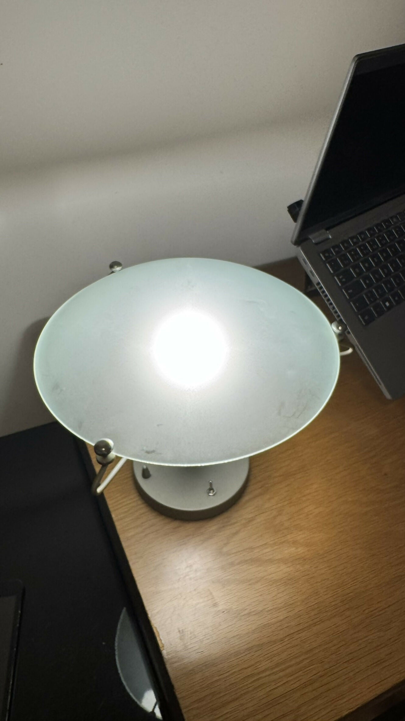 Luminária de Mesa Design Pós-Moderno (Anos 80/90) | Base em Cone e Cúpula em Vidro Fosco