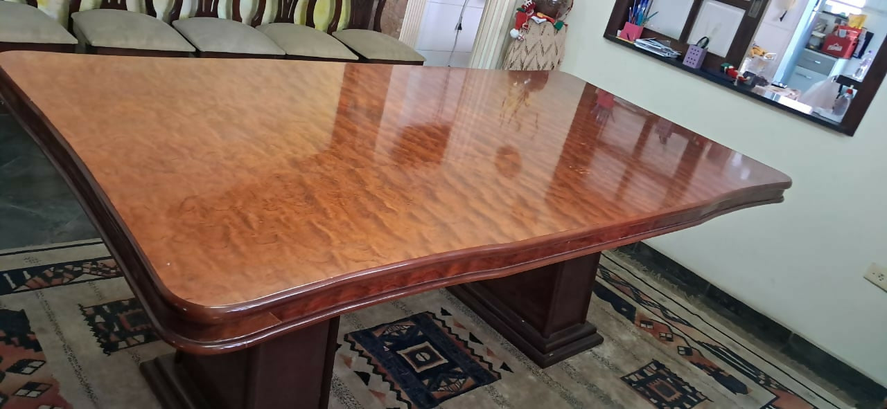 Mesa de jantar em madeira maciça (8 lugares)