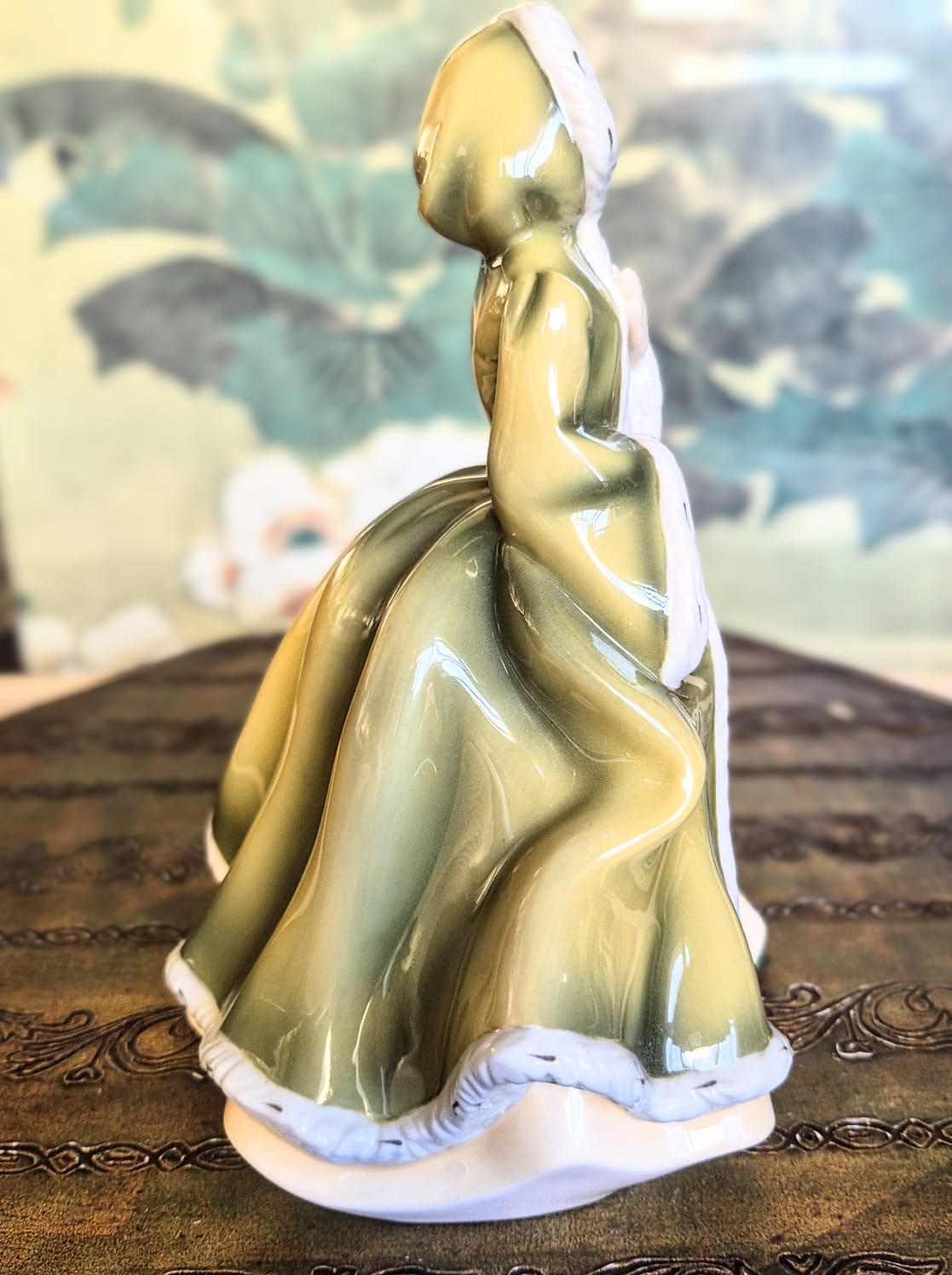  Estatueta maravilhosa em porcelana Fine Bone China inglesa Royal Doulton chamada "Emma" (HN4840) da linda coleção Pretty Ladies de 2005.