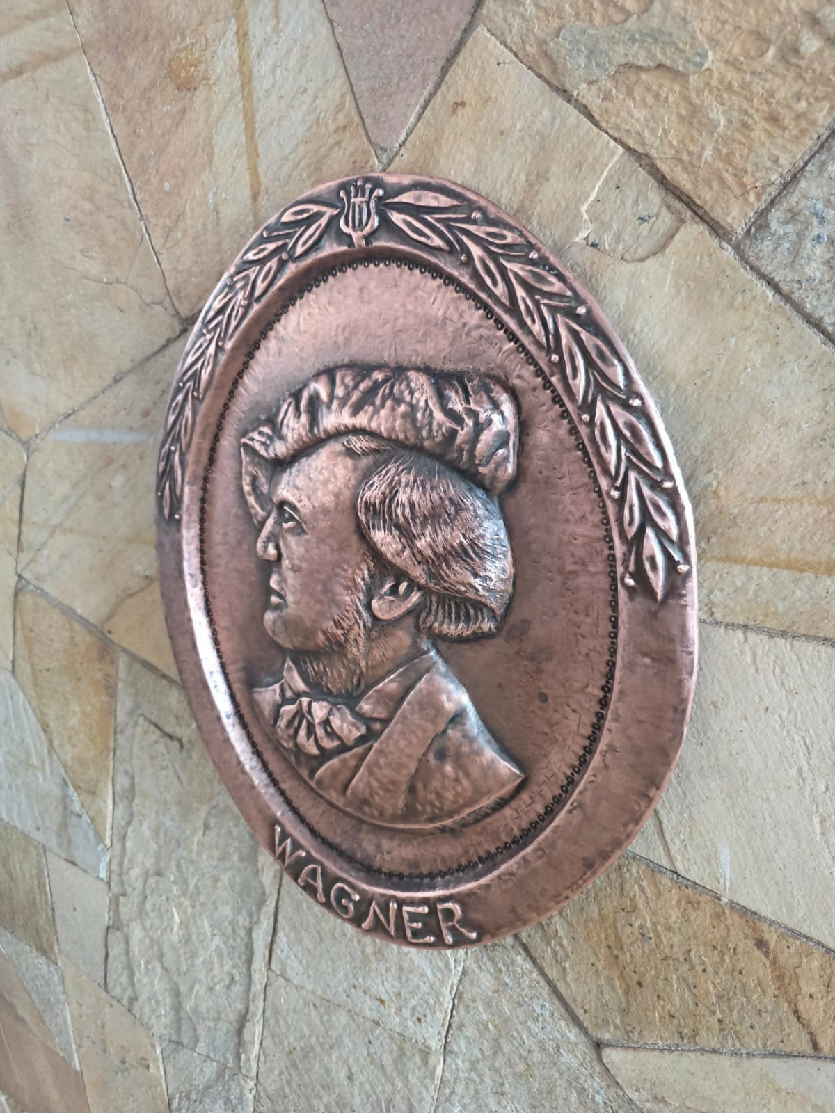 Medalhão em cobre com relevo de Wagner, assinado por M. Sartini.