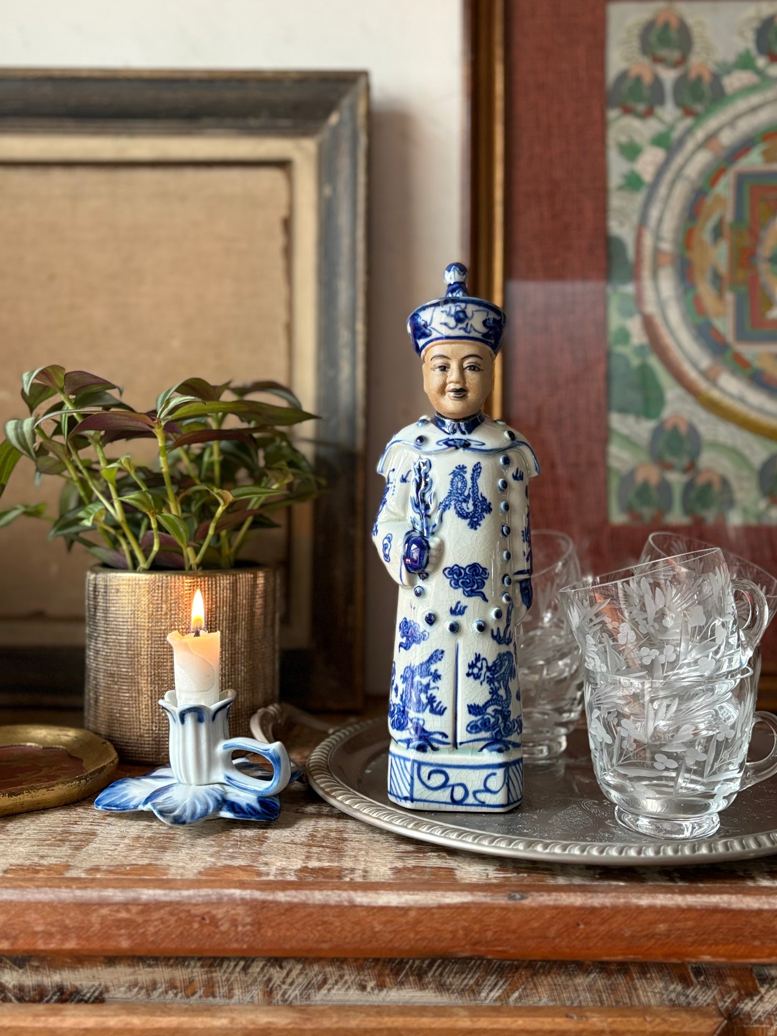 Figura / pequena escultura de sábio chinês em porcelana azul e branco