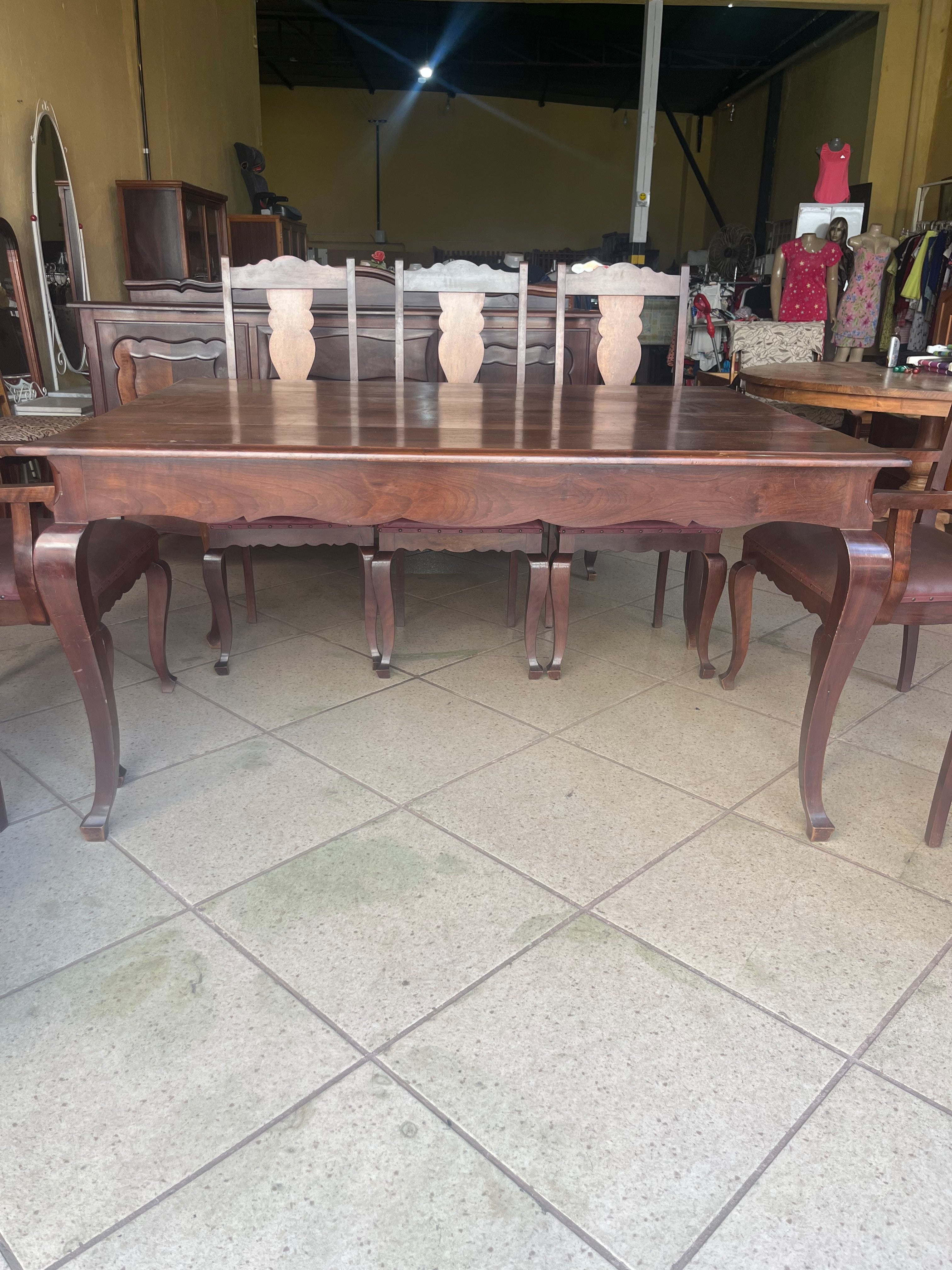 BELÍSSIMO CONJUNTO DE MESA RETANGULAR COM 8 CADEIRAS COM MAIS DE 80 ANOS