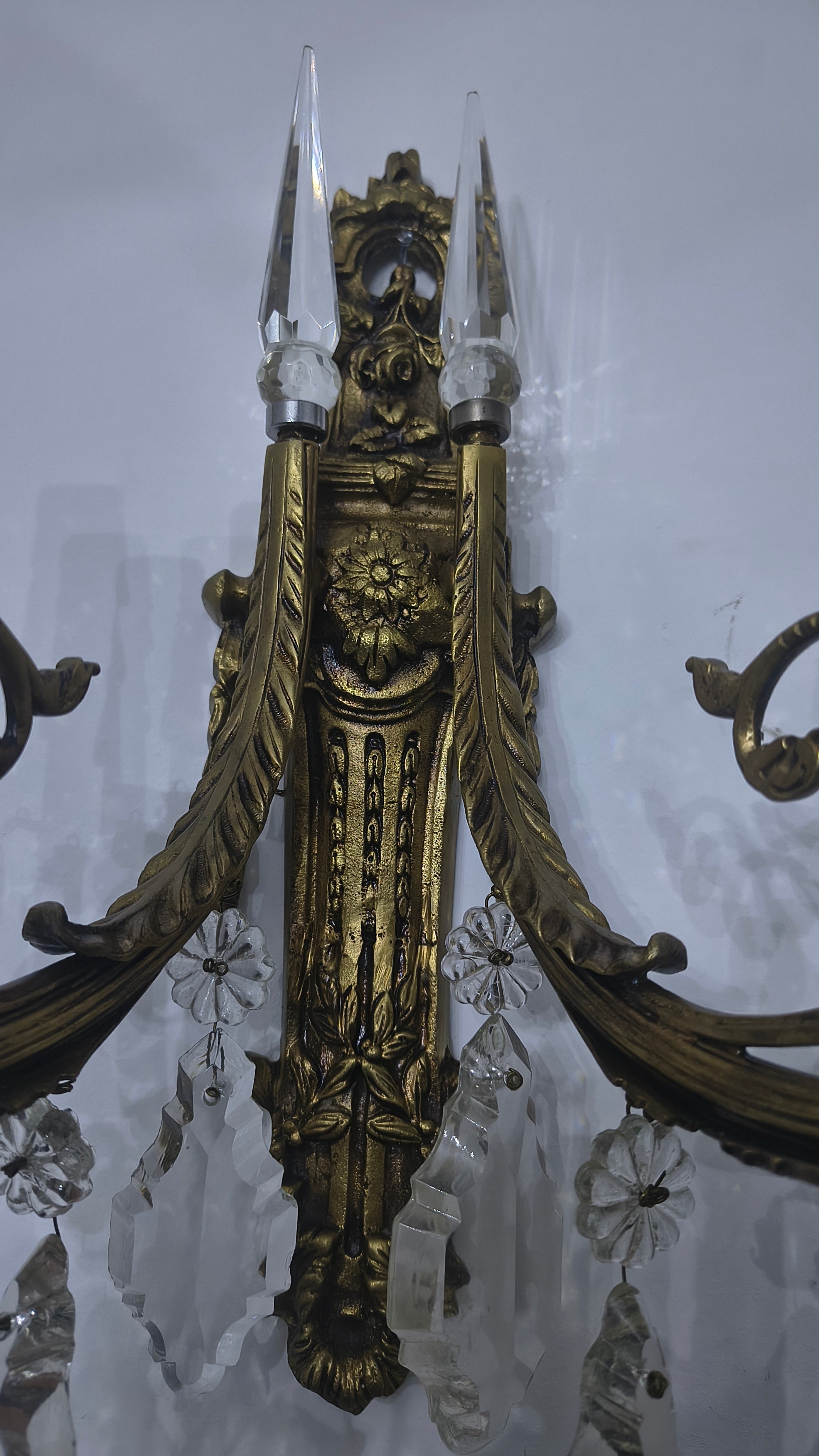 Antigo par de arandelas em bronze e cristal imitando vela 