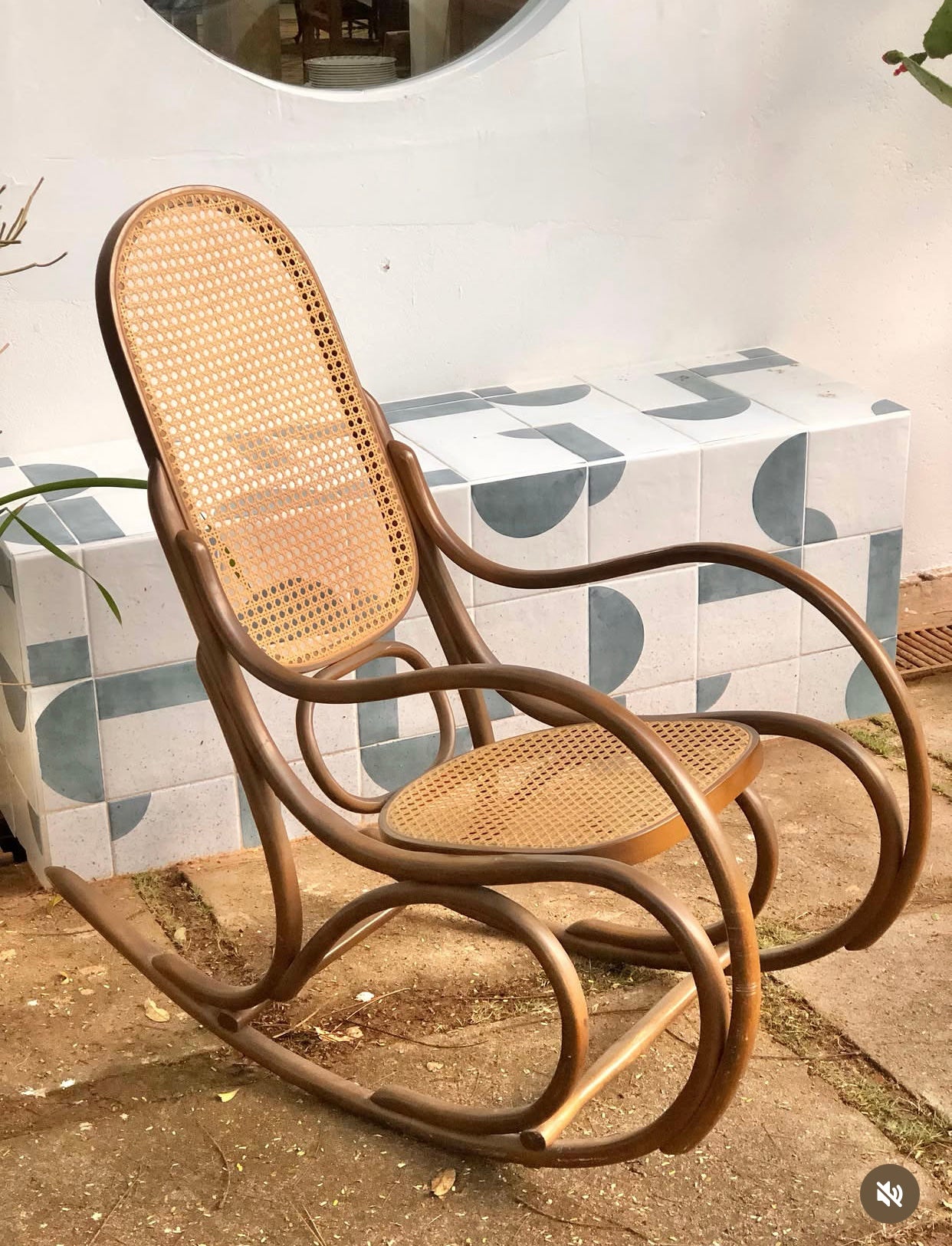Cadeira de balanço Thonet com palhinha 