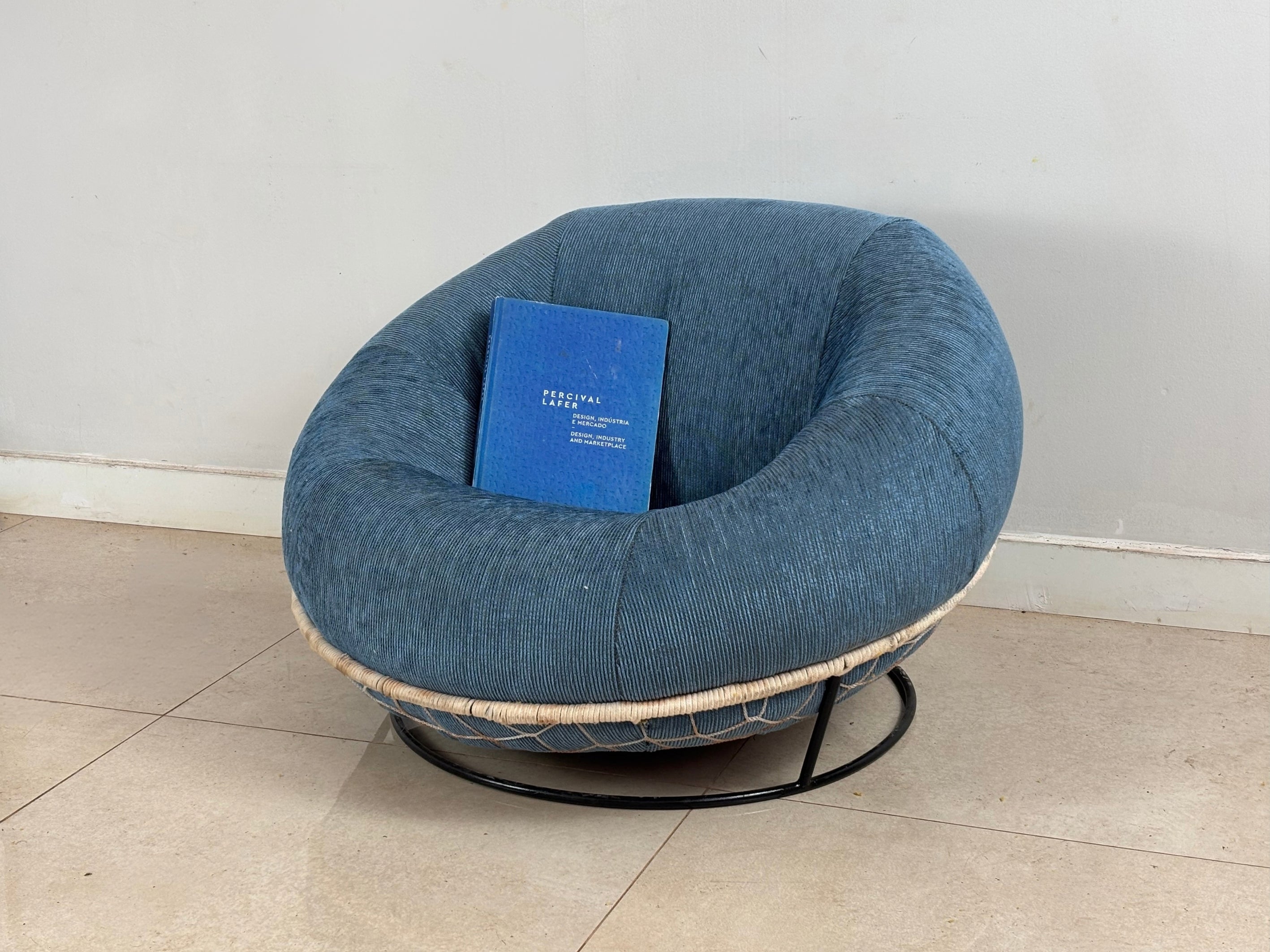 Poltrona Lafer MP-87 com estofado azul | Percival Lafer