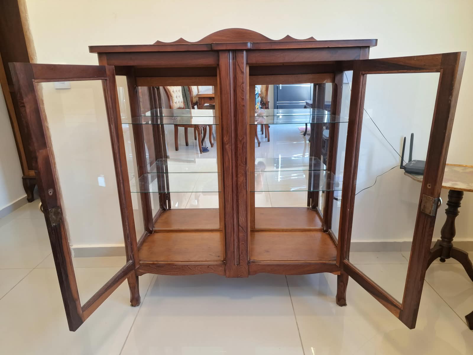Cristaleira Art Nouveau em Madeira Nobre