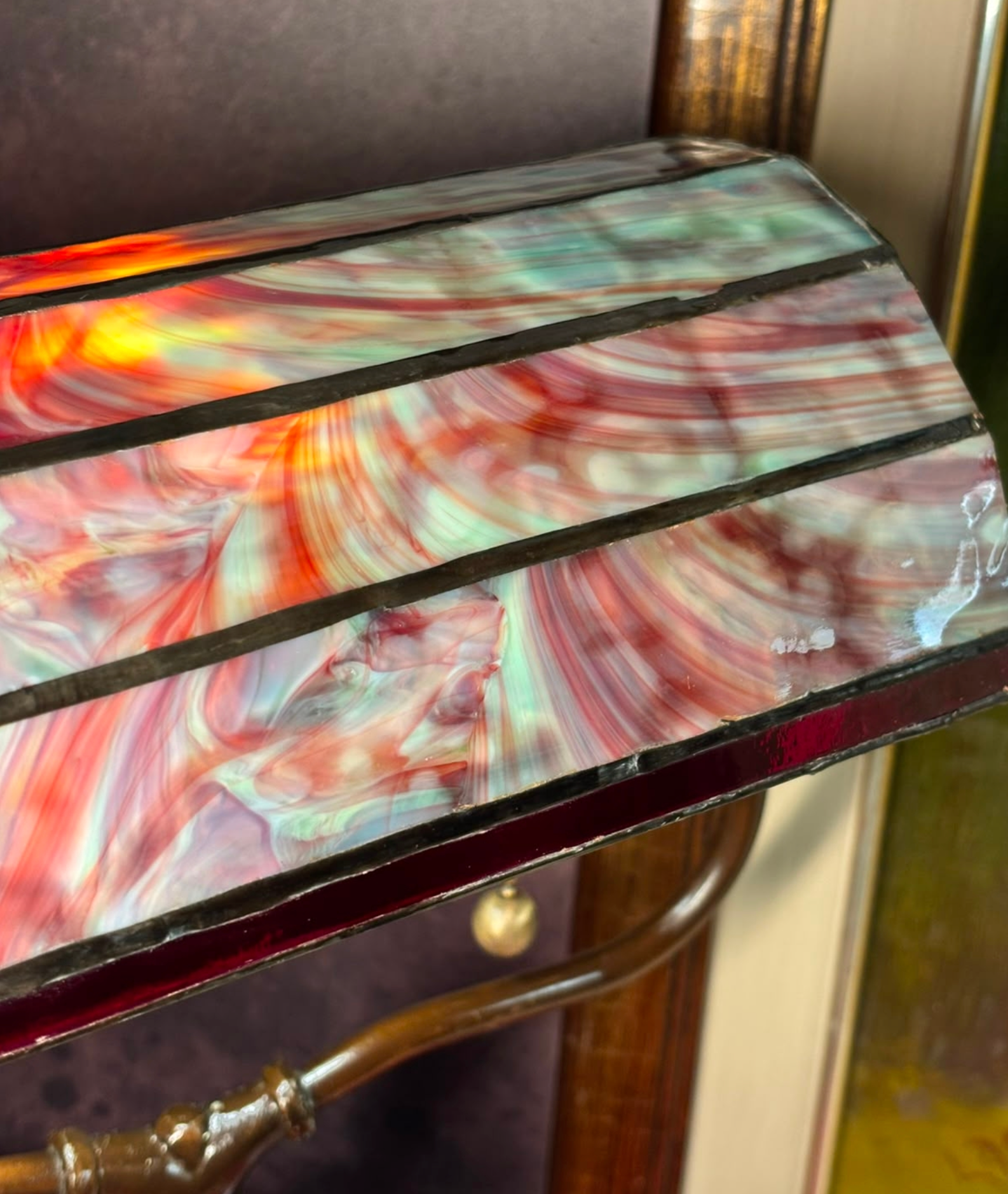 Luminária De Mesa Inspiração Tiffany Em Vitral Vermelho, Vinho e Âmbar 