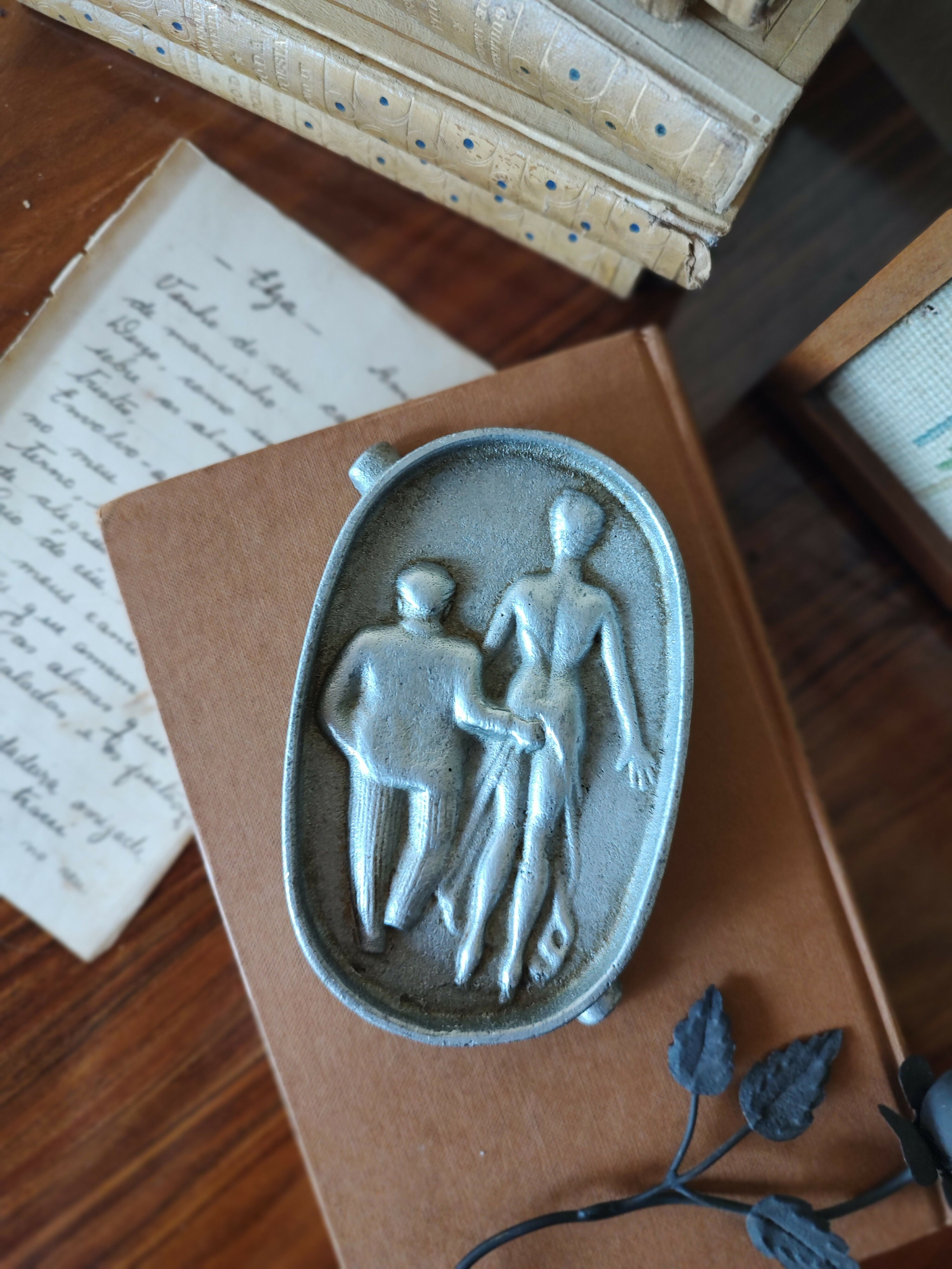 Antigo Cinzeiro americano em alumínio fundido retratando casal