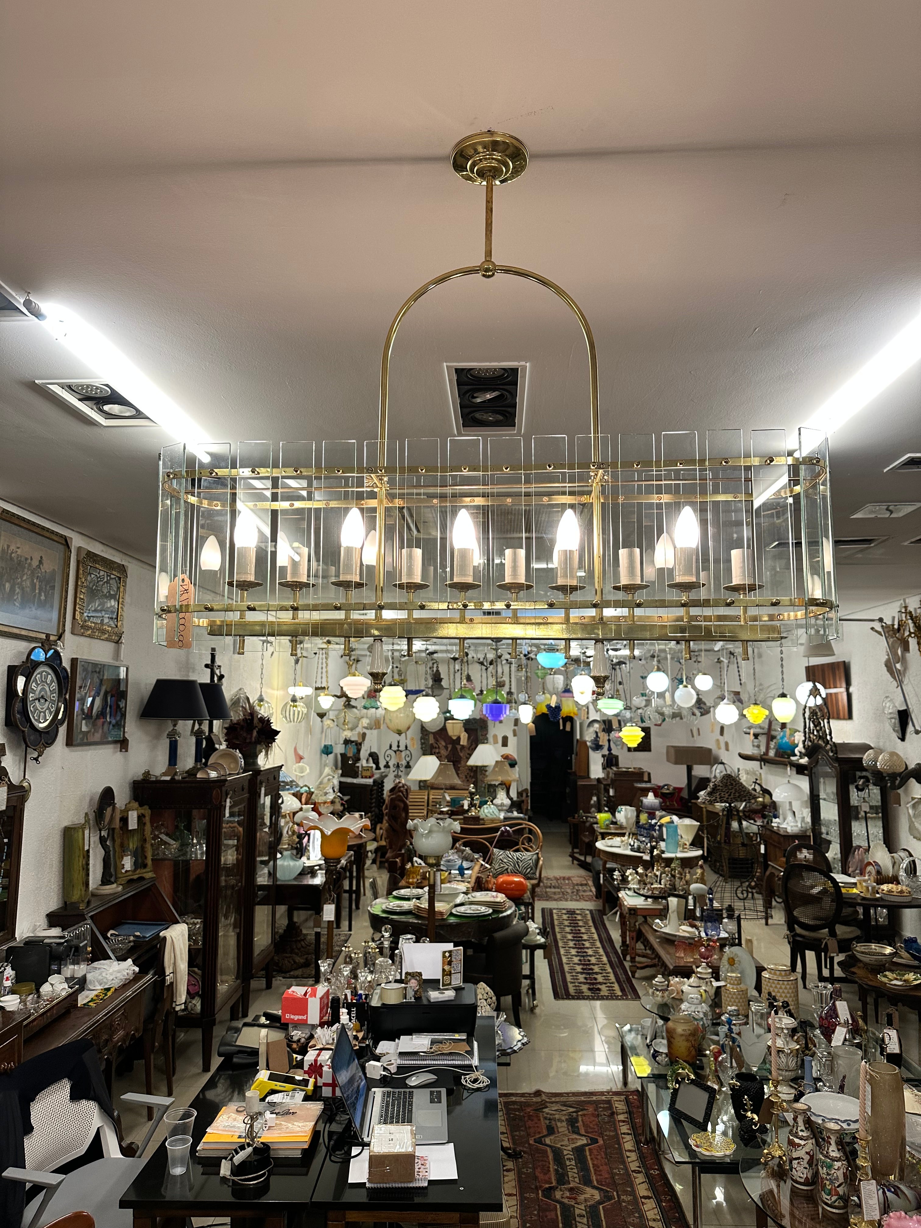 Grande Lustre Dominici em latão dourado e vidro 