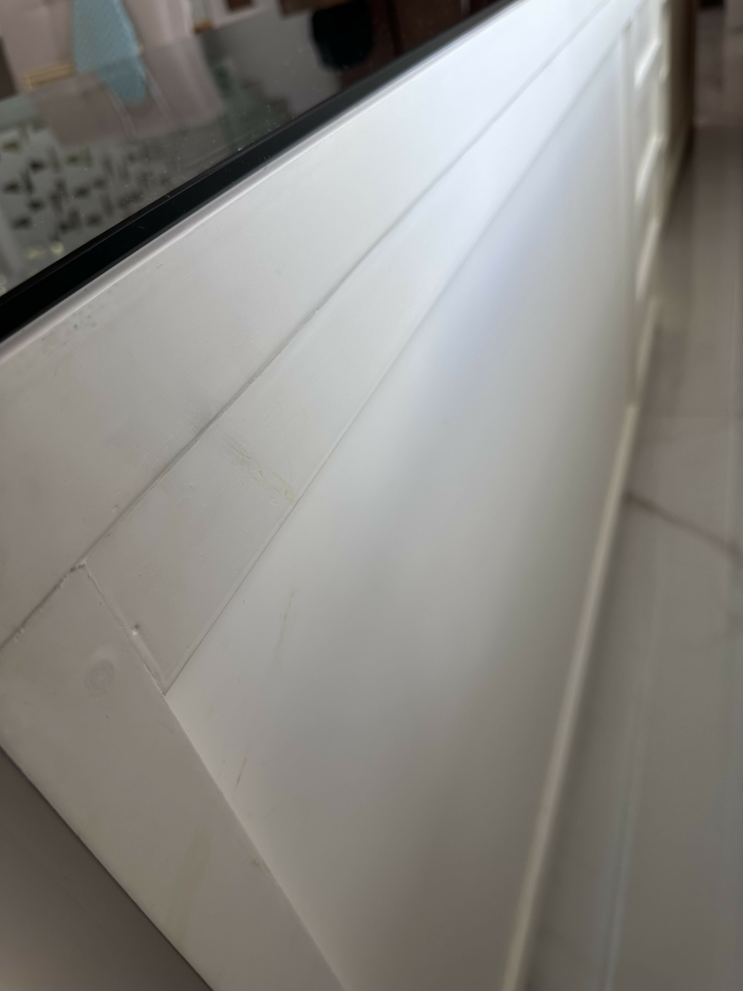 Escrivaninha em madeira laqueada branca com tampo de vidro auxiliar fume