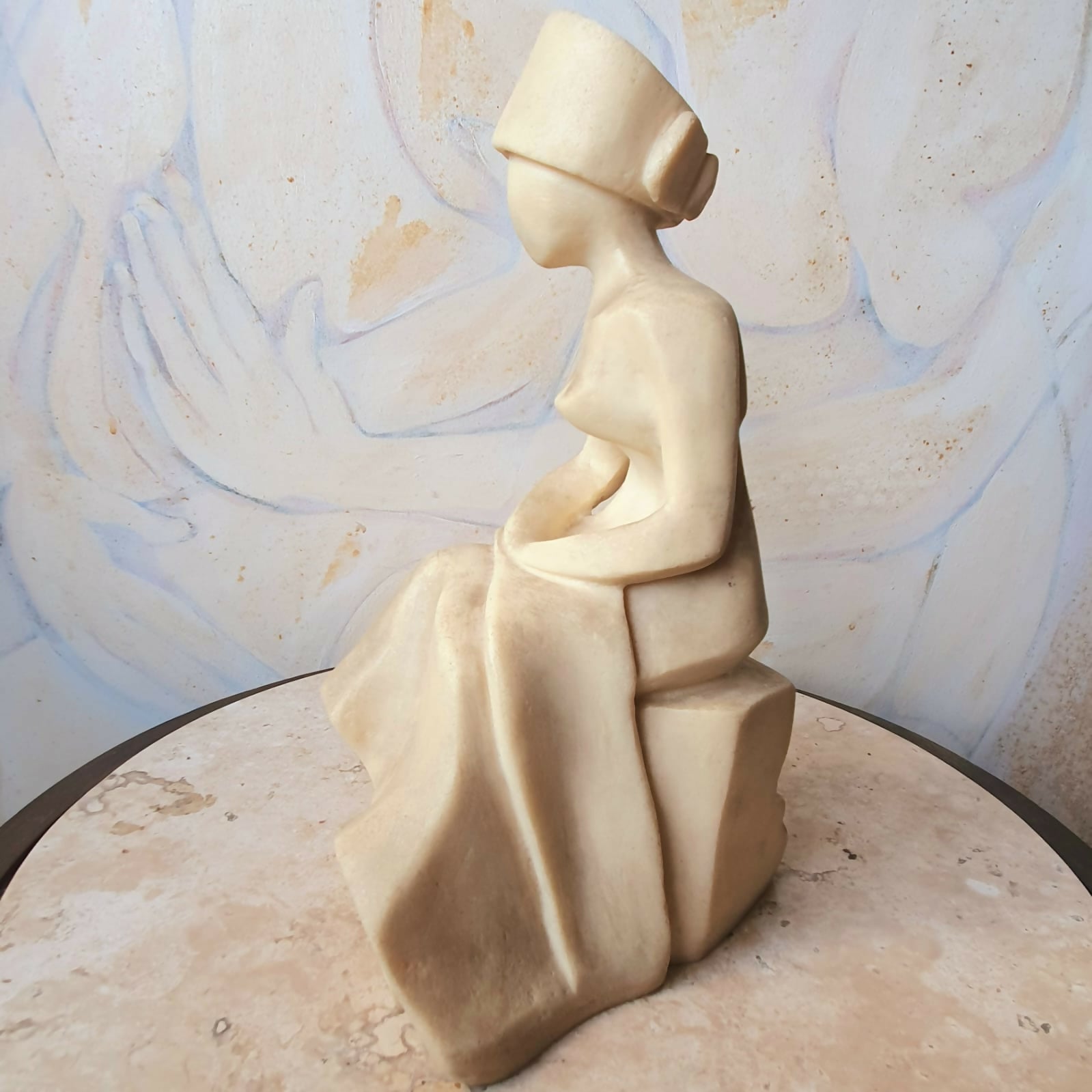 Escultura em resina e pasta de pedra representando "Figura Feminina " de Myrtis R.B.de Leoni Ramos