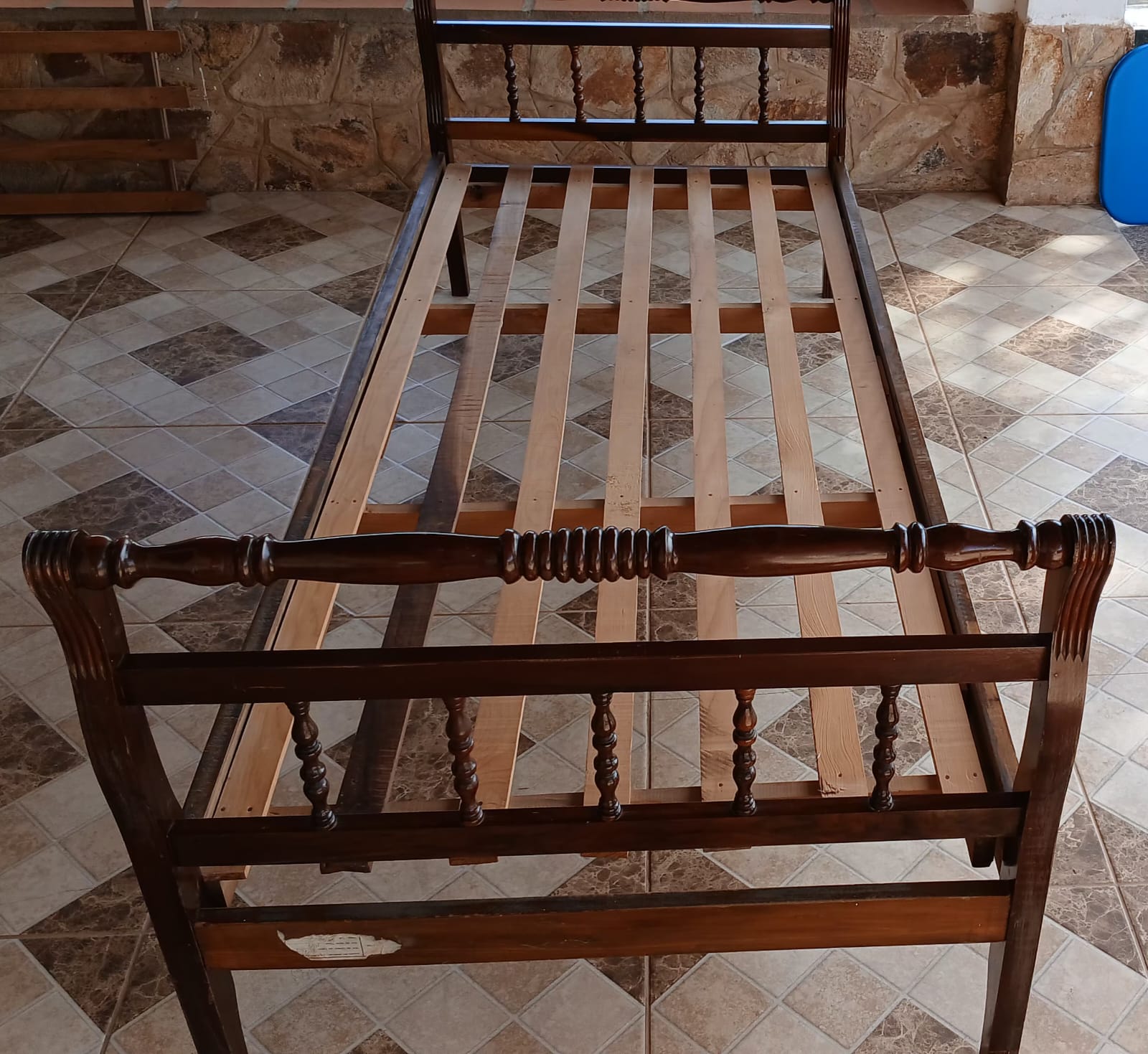 Cama de solteiro de madeira maciça anos 60 (valor unitário) 