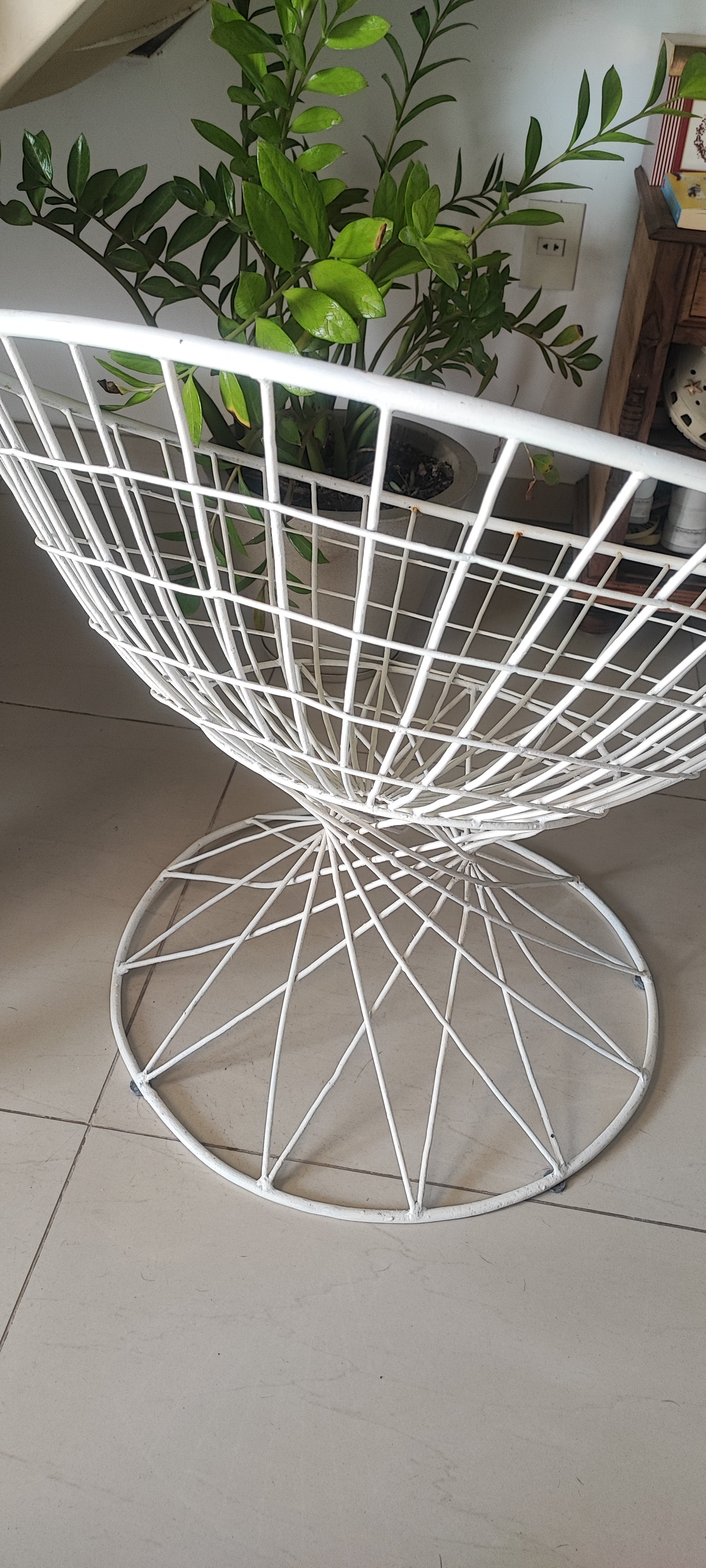 Antiga Cadeira redonda em ferro branco - 