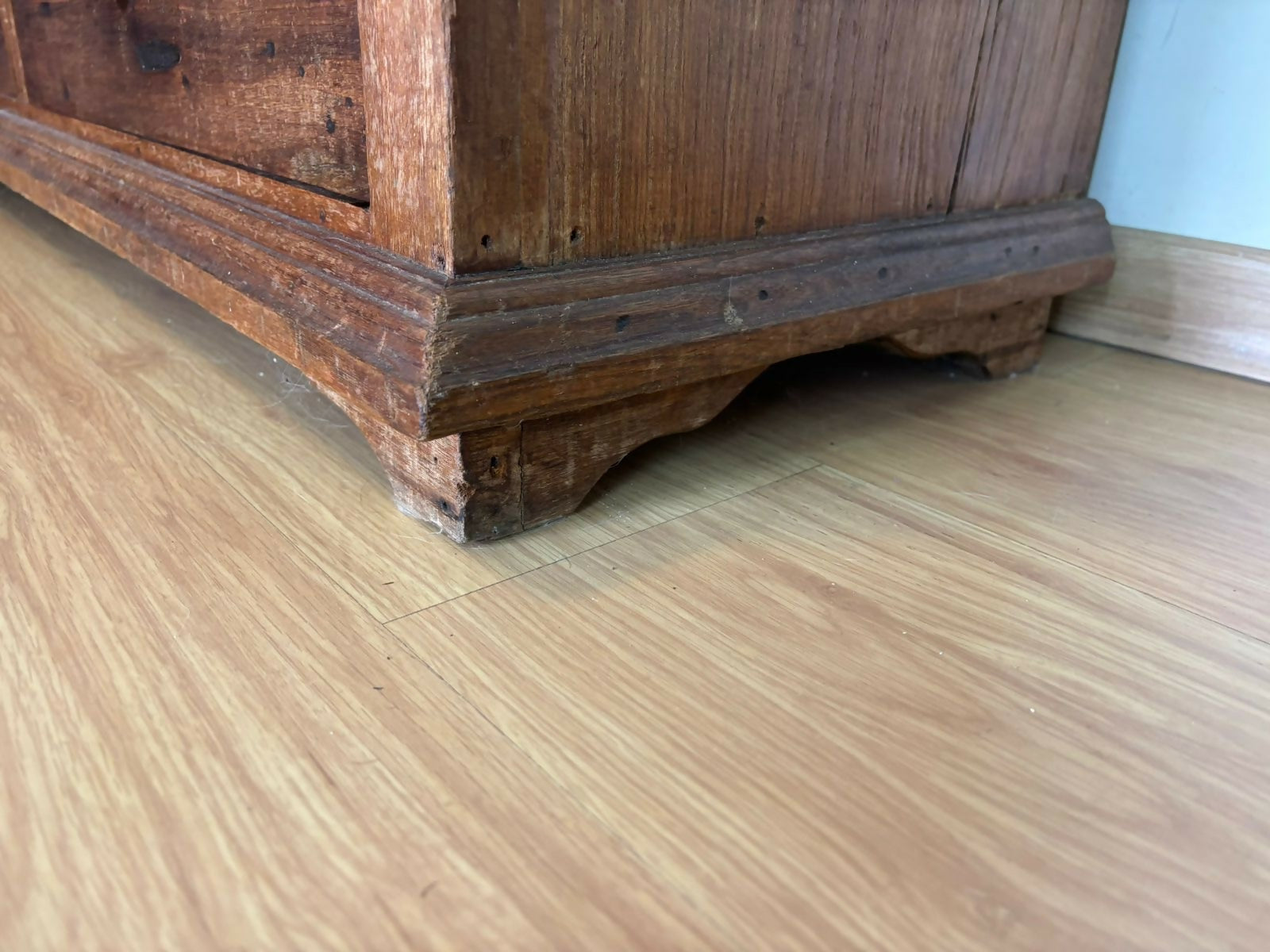 Queijeira centenária / Armário com prateleiras robustas e ajustáveis, em madeira maciça.