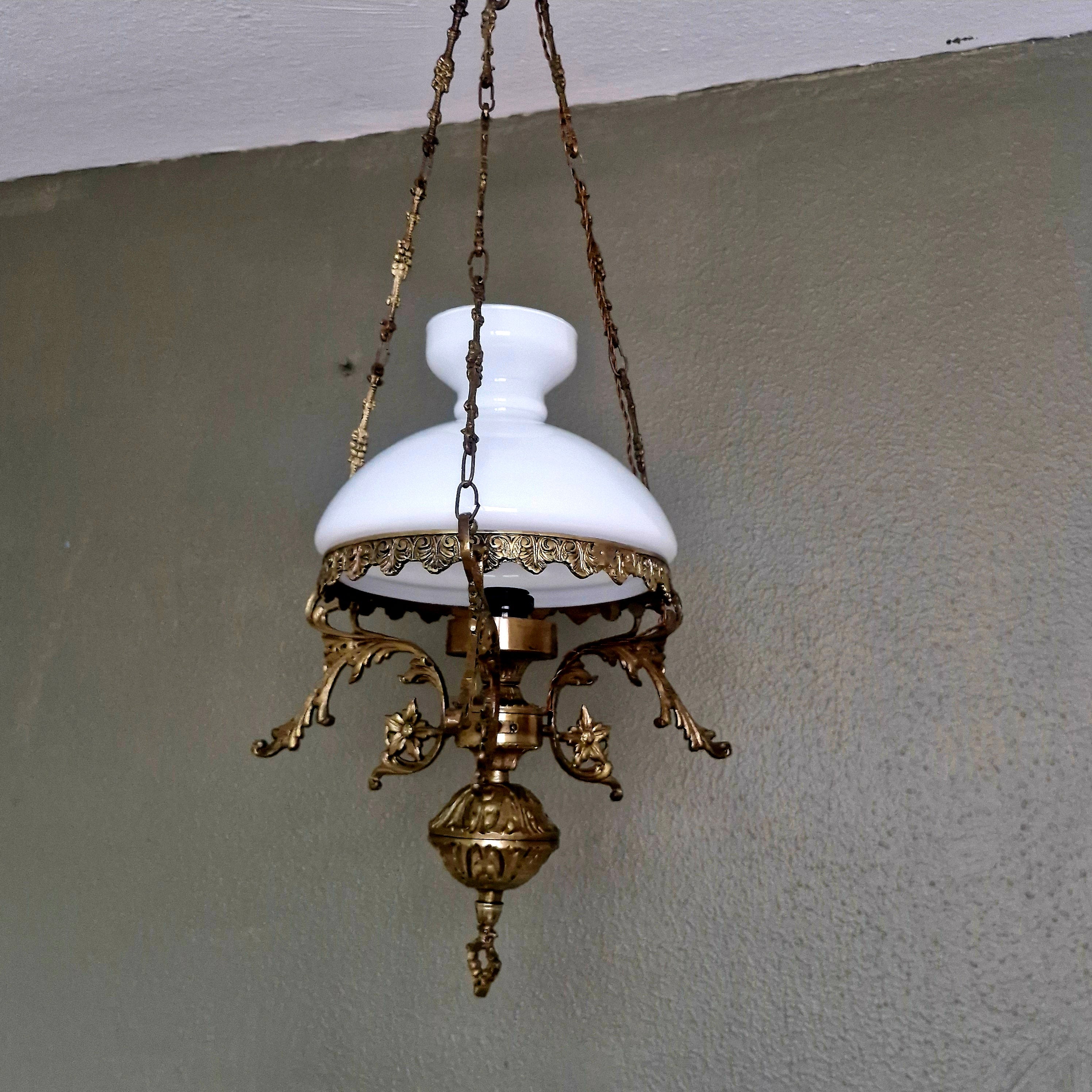 Lustre Luminária Pendente Estilo Lampião em bronze e cúpula em vidro fosco branco 
