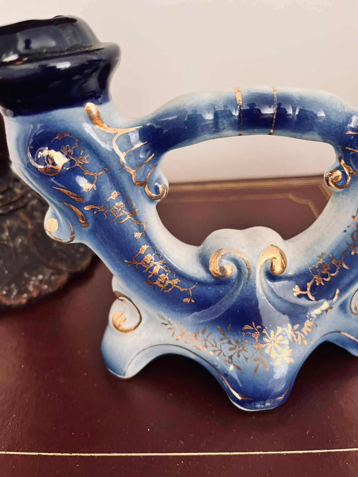 Candelabro de porcelana em azul e dourado 