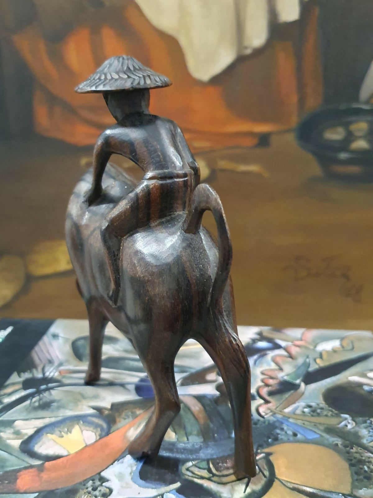 Incrível escultura em madeira de jacarandá tailandês de homem camponês montado em um boi