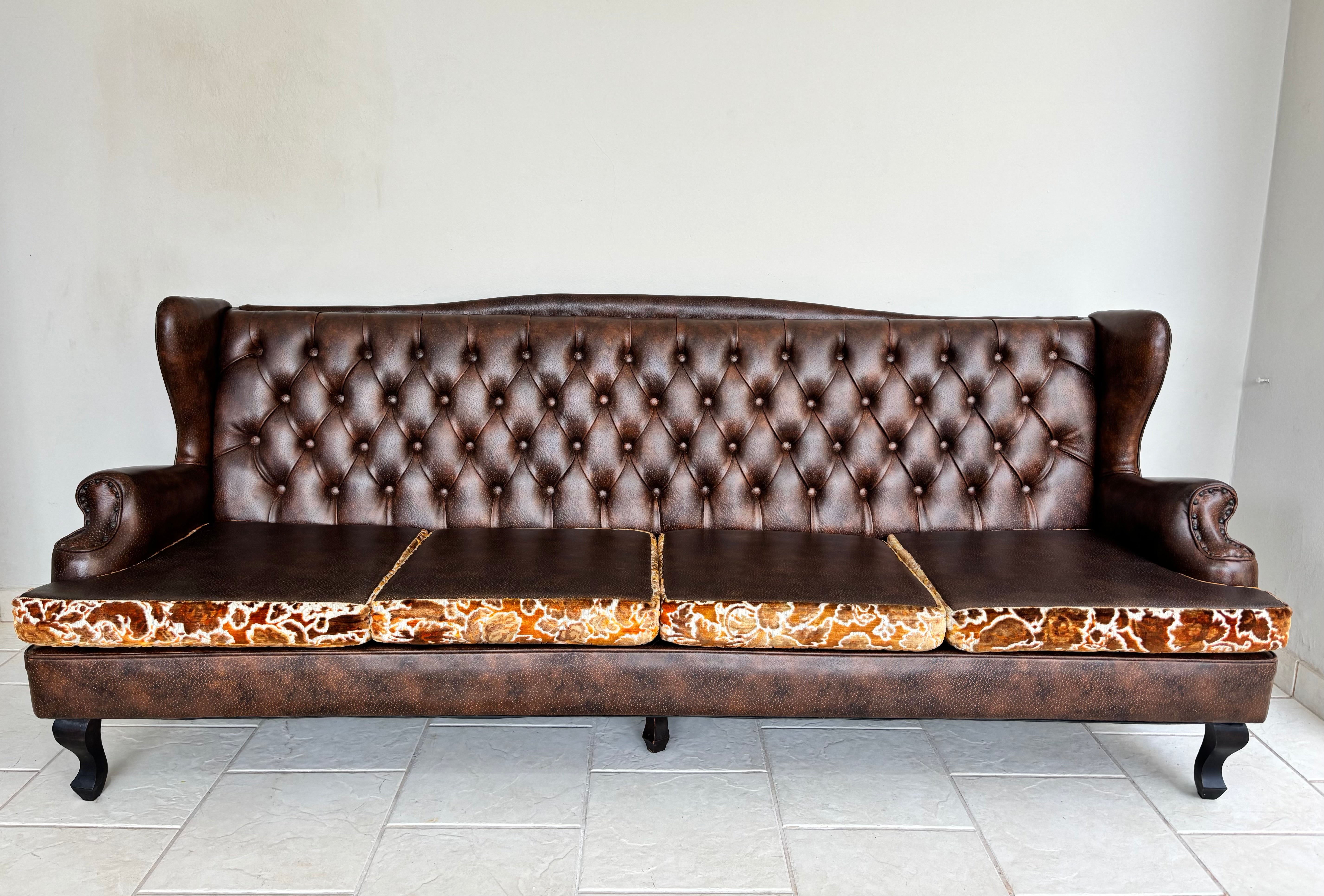 Sofá Vintage Anos 60/70 Estilo Imperial Chesterfield Imperador marrom – 4 Lugares