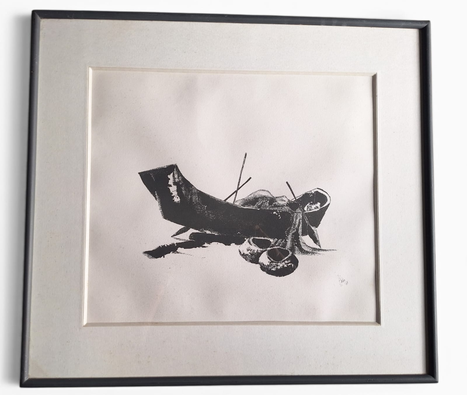 Quadro com Gravura em branco e preto retratando Barco de Pesca 