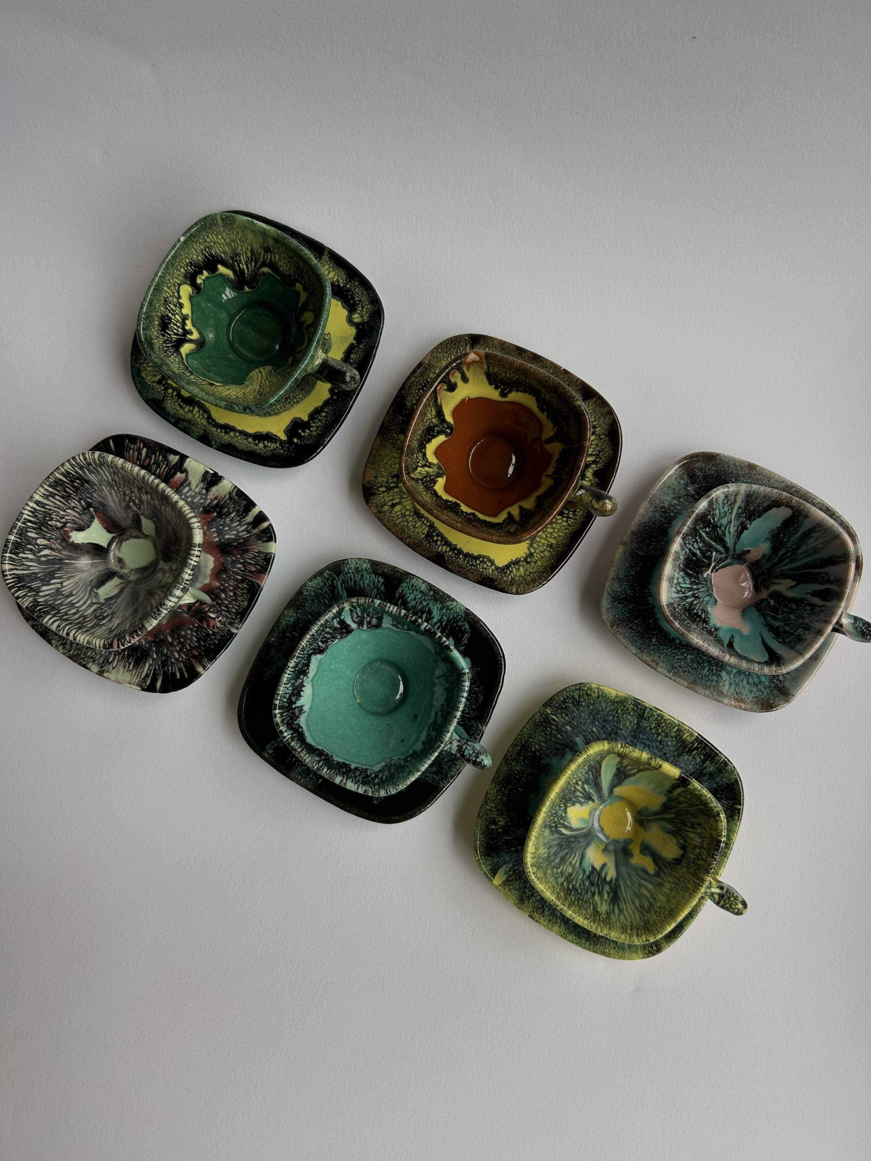 Conjunto com seis xícaras de café e pires