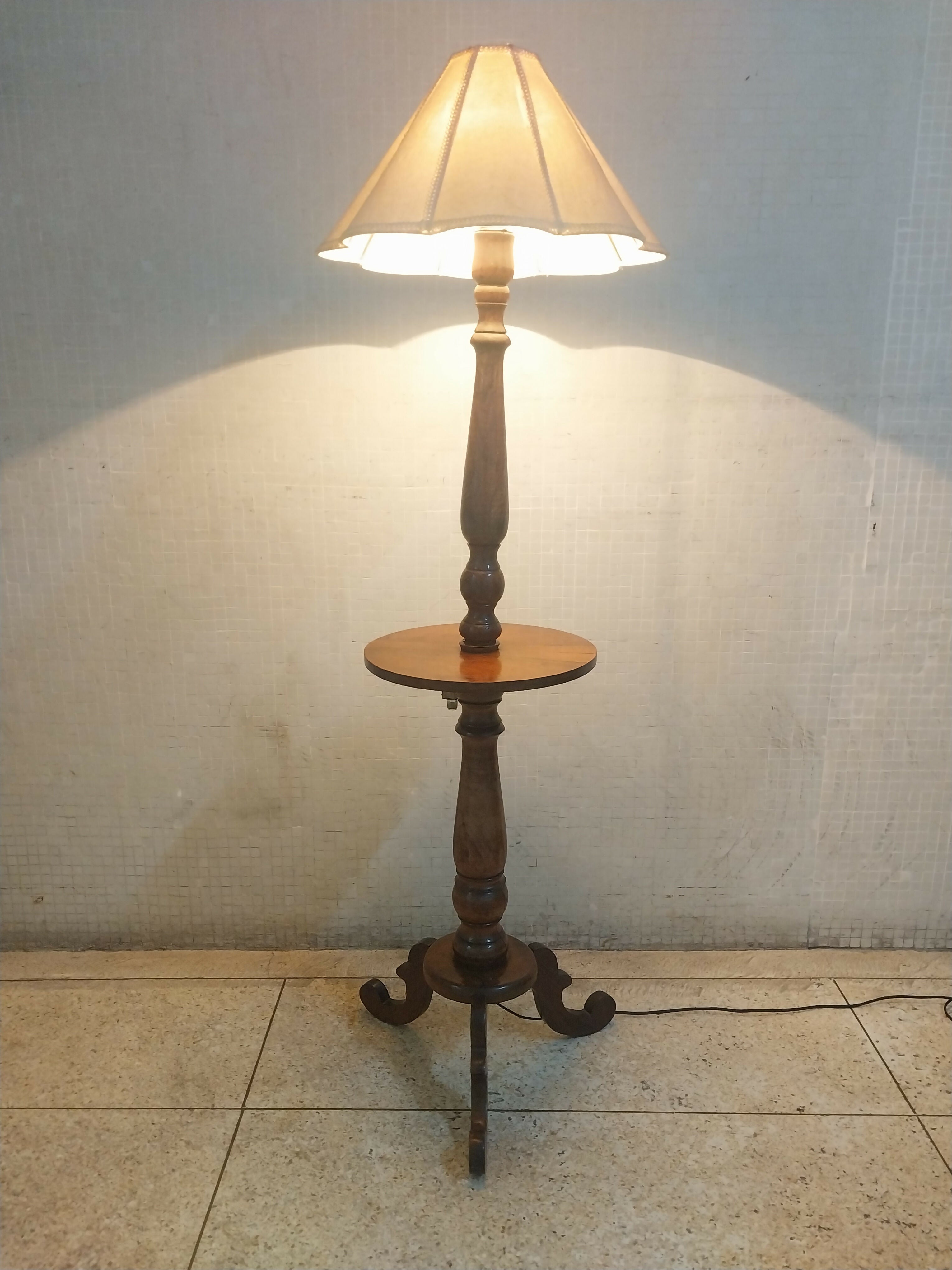 Luminária de Piso Estilo colonial com Mesinha