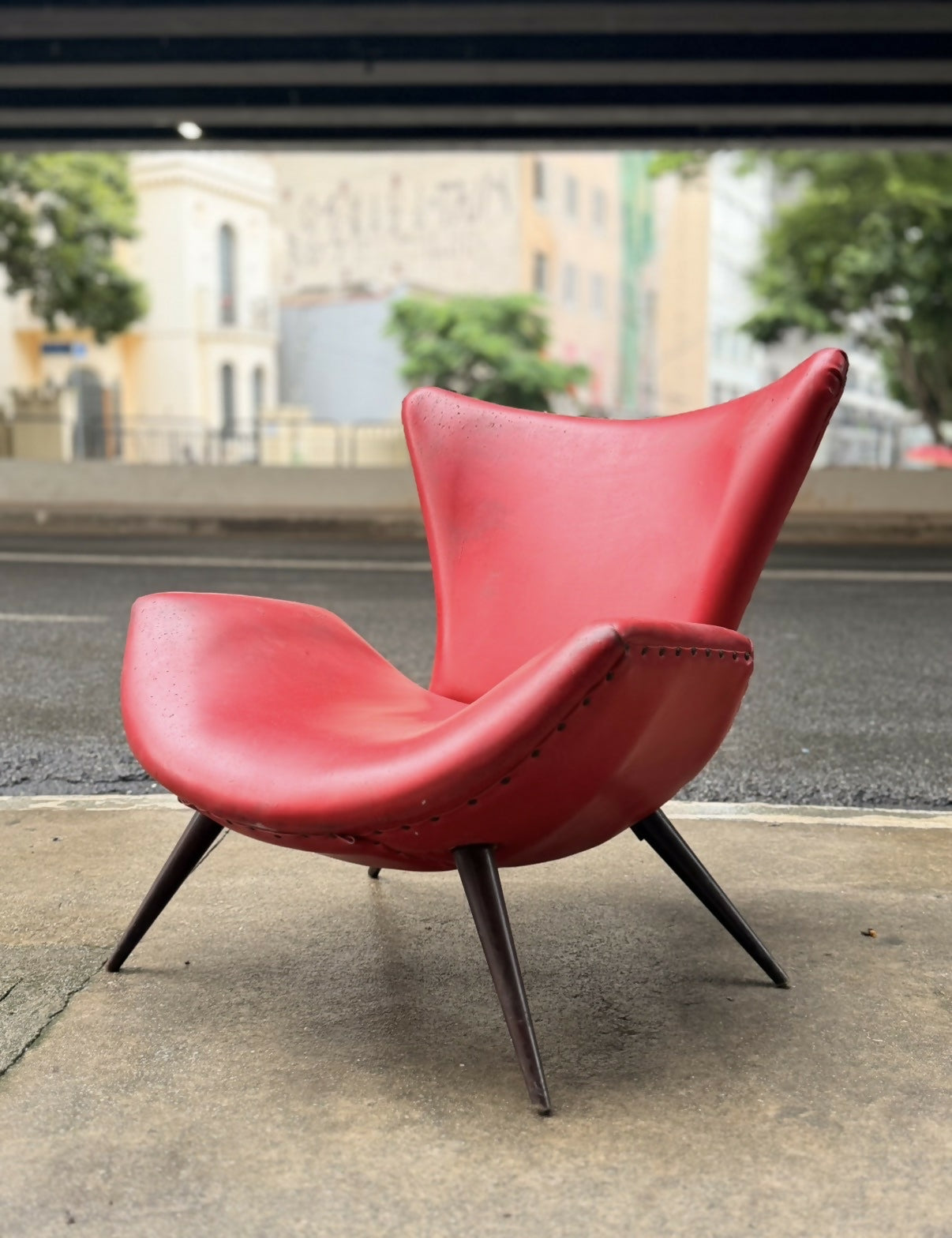 Poltrona Pé Palito Vermelha - Estilo Egg anos 70