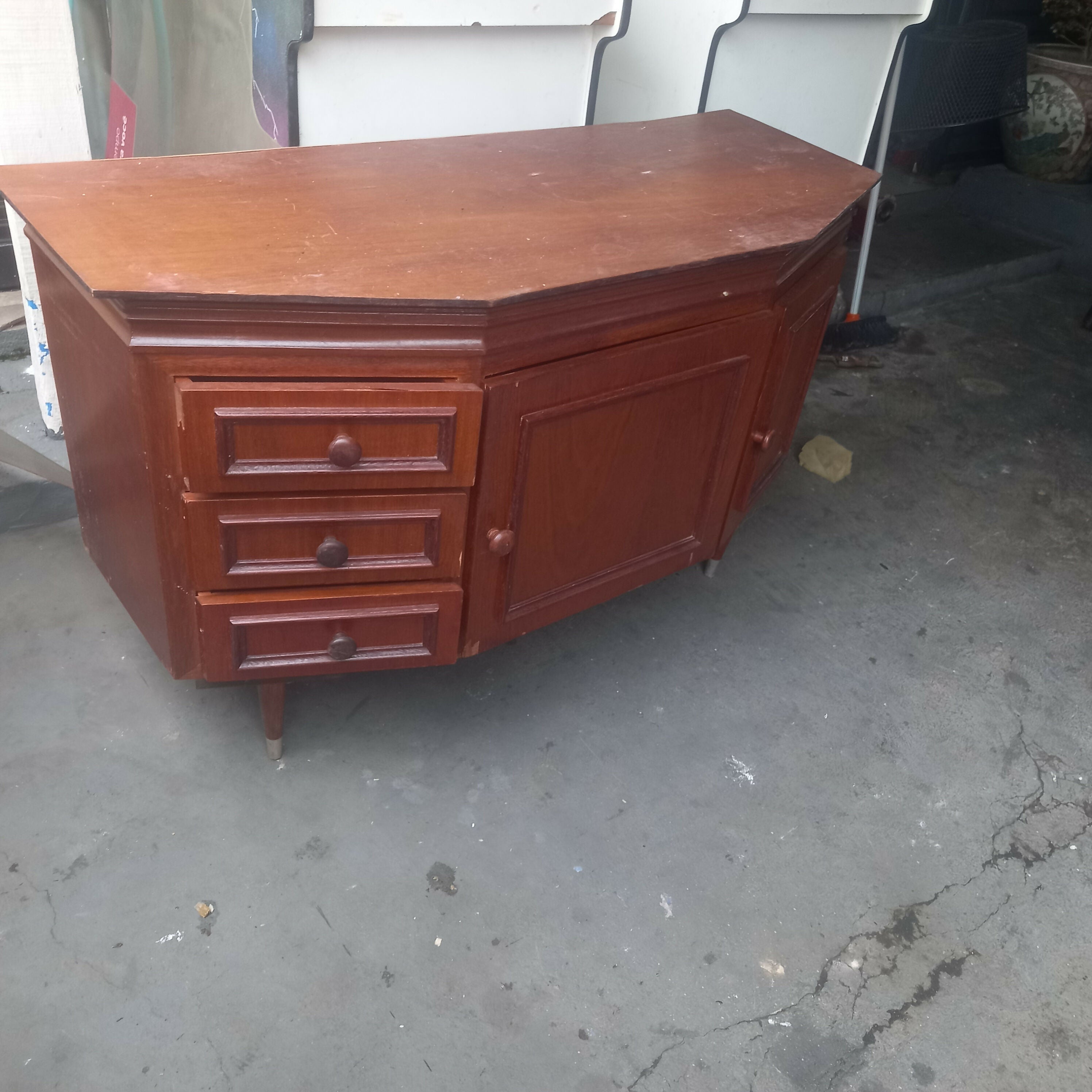 Aparador / Buffet de madeira com 2 portas e 3 gavetas