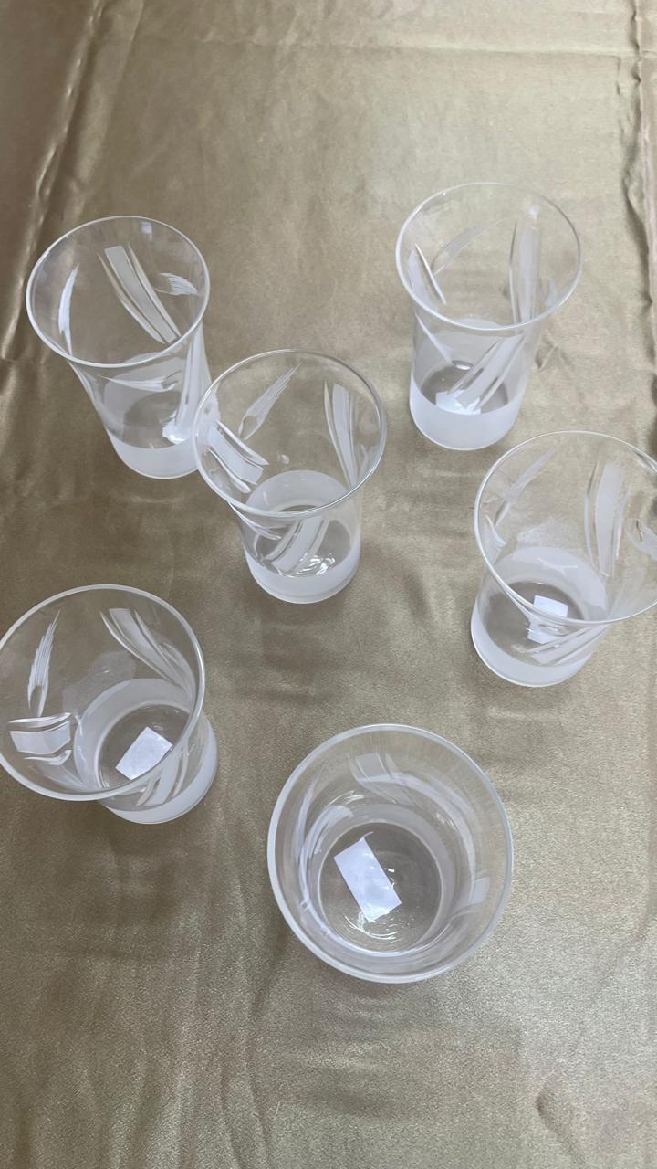 Jogo de seis copos para água ou suco delicado com desenhos de jato fosco