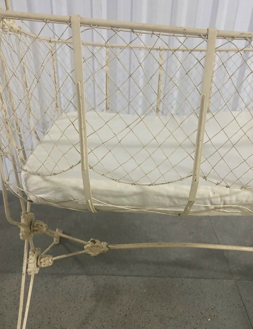 Lindo Berço de Balançar Antigo!