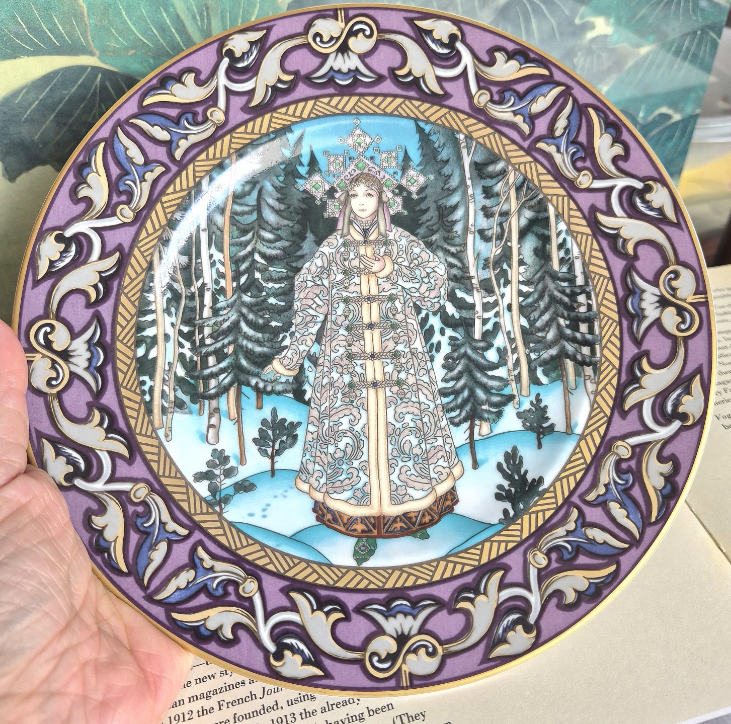 Prato decorativo em porcelana alemã Villeroy &amp; Boch, coleção The Russian Fairy Tales do artista Boris Zvorykin, modelo The Snow Maiden. Maravilhoso!