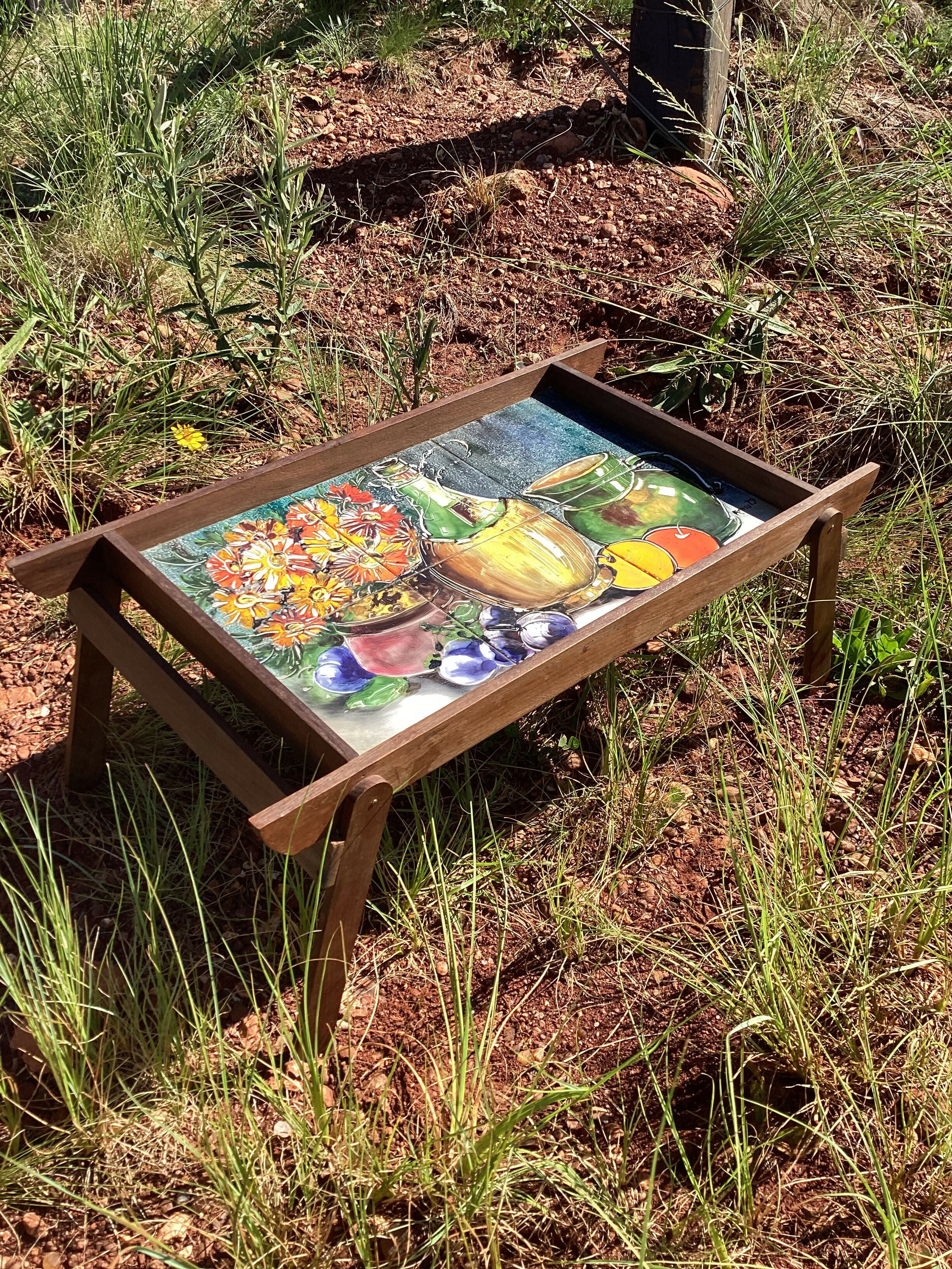 Mesa posta com charmosa e exclusiva bandeja em madeira com azulejos