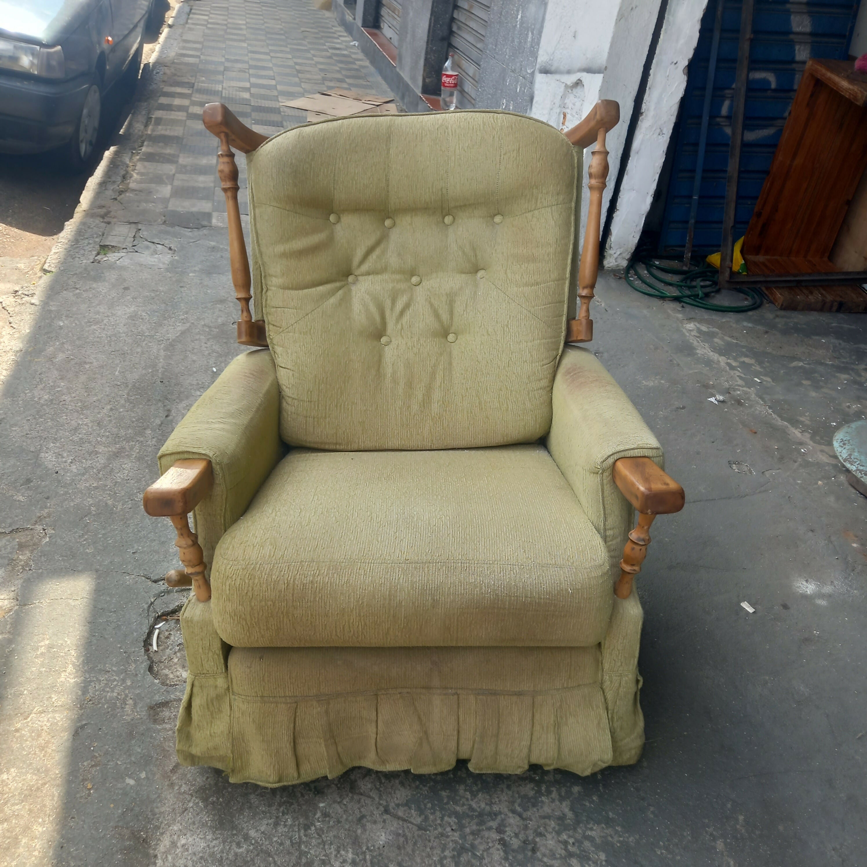 Poltrona antiga com estrutura em madeira