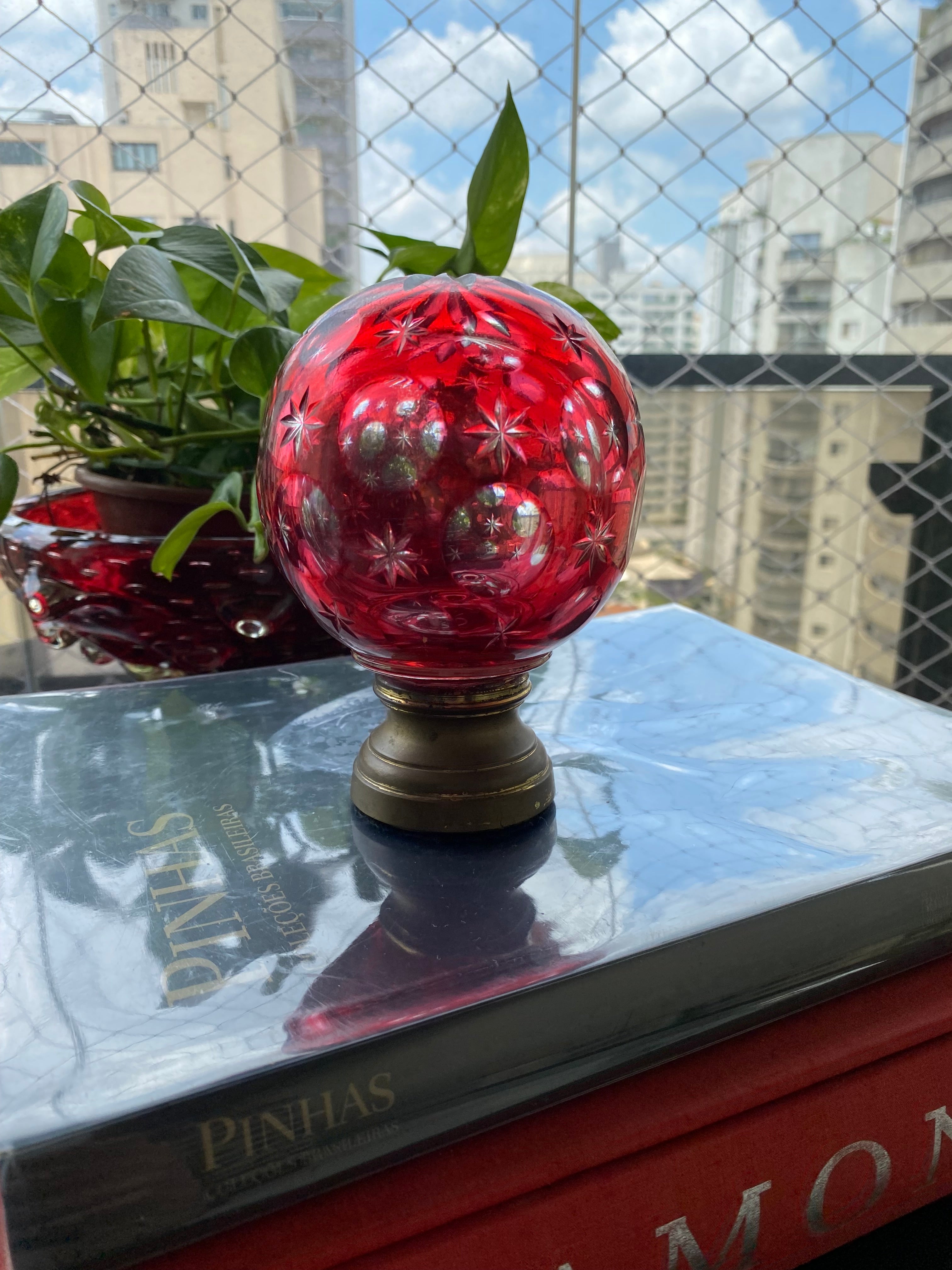 Pinha Vermelha em cristal lapidado 