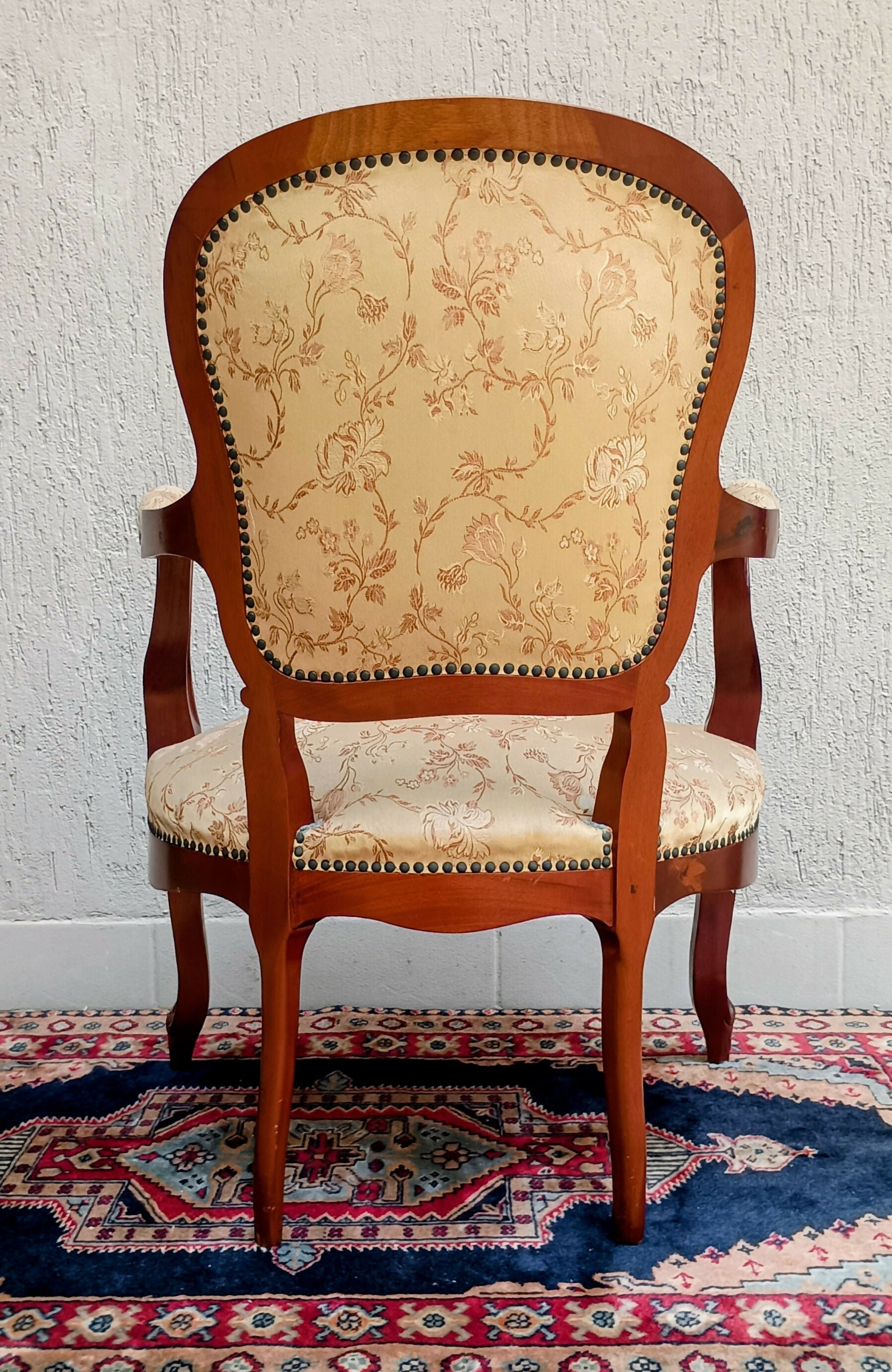 PAR DE POLTRONAS ESTILO LUÍS XV EM MADEIRA MACIÇA COM ESTOFAMENTO EM GOBELIN