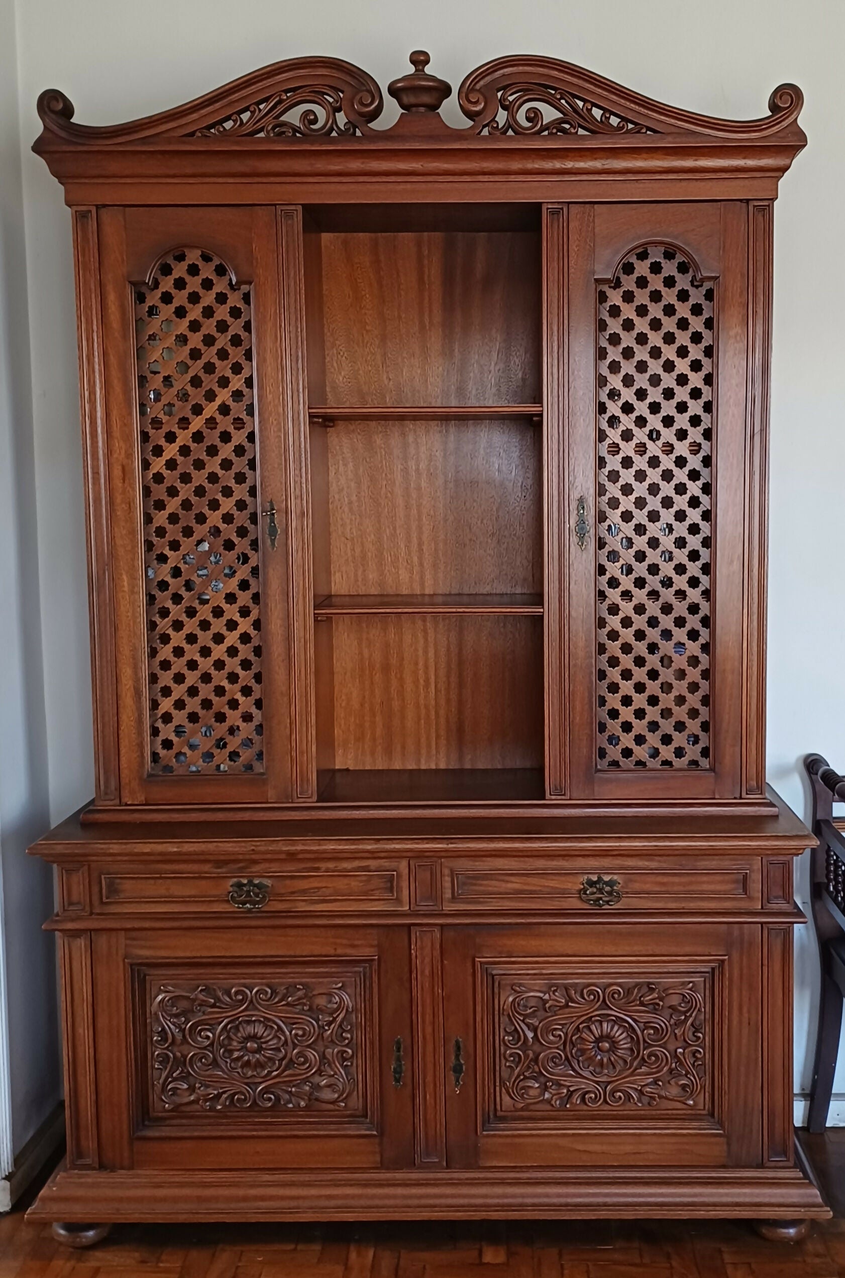 Jogo de Jantar (mesa e 6 cadeiras) e Bar / Armário em madeira maciça