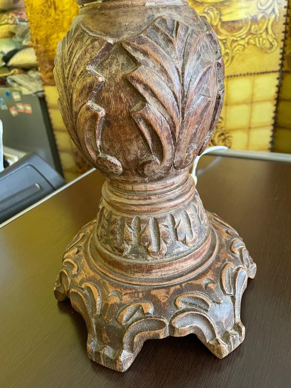 Abajur Colonial em madeira esculpida (sem cúpula) 