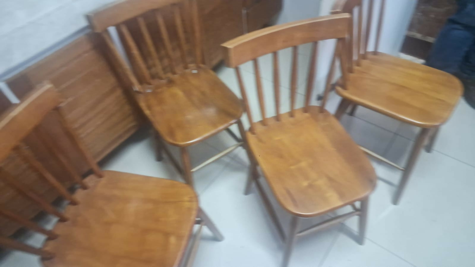 Conjunto com 4 Cadeiras de Madeira – Estilo Colonial / Rústico