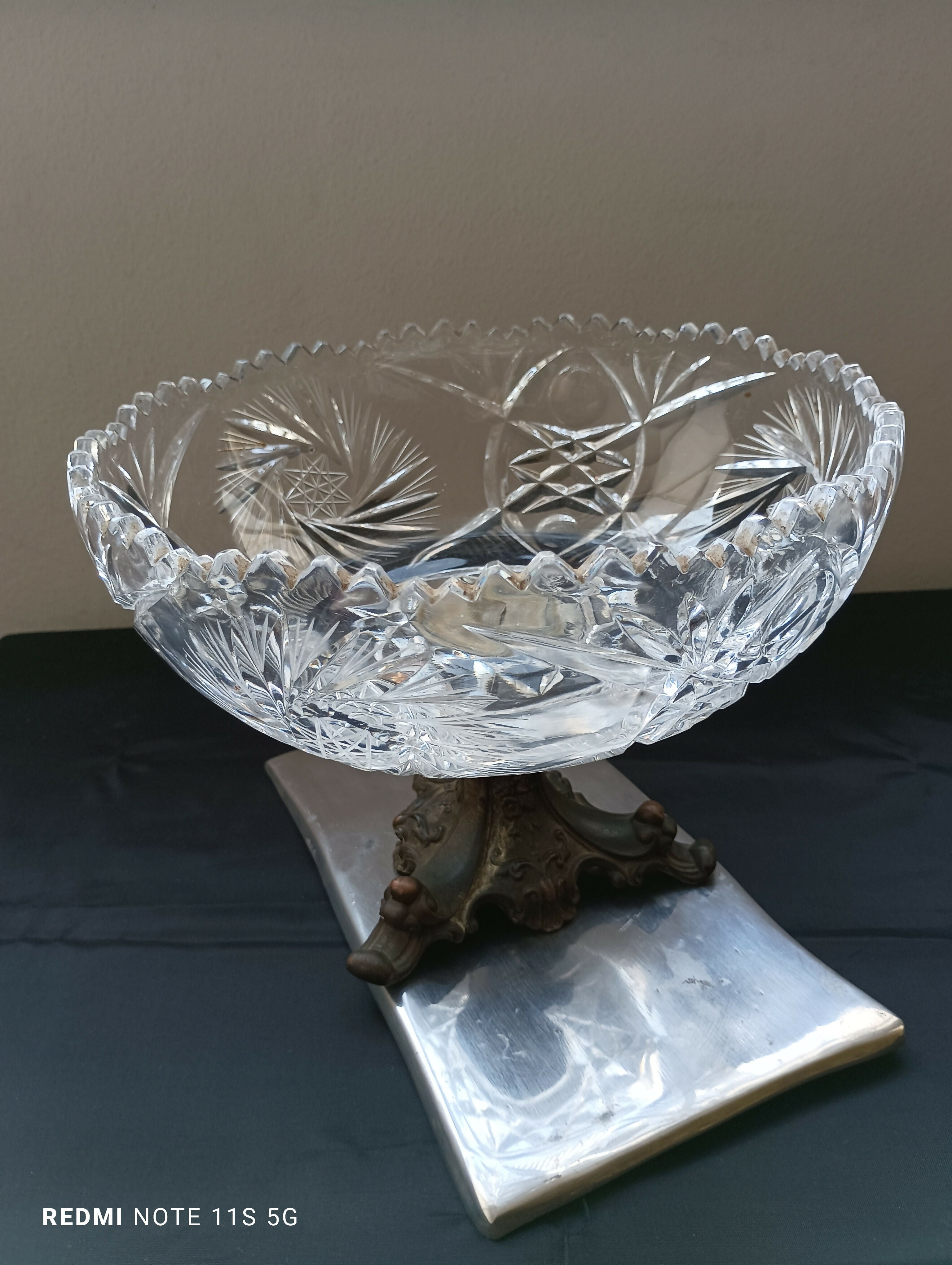 Fruteira de Cristal lapidada com pé de Petit Bronze