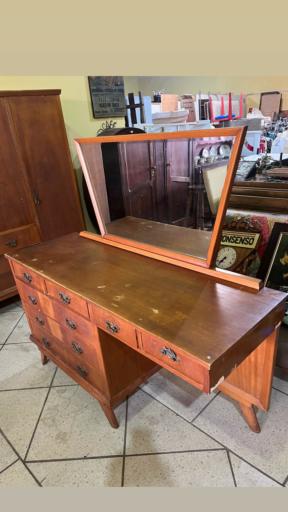 CÔMODA/ESCRIVANINHA/PENTEADEIRA ANOS 50 pés palito (temos o guarda roupas também)