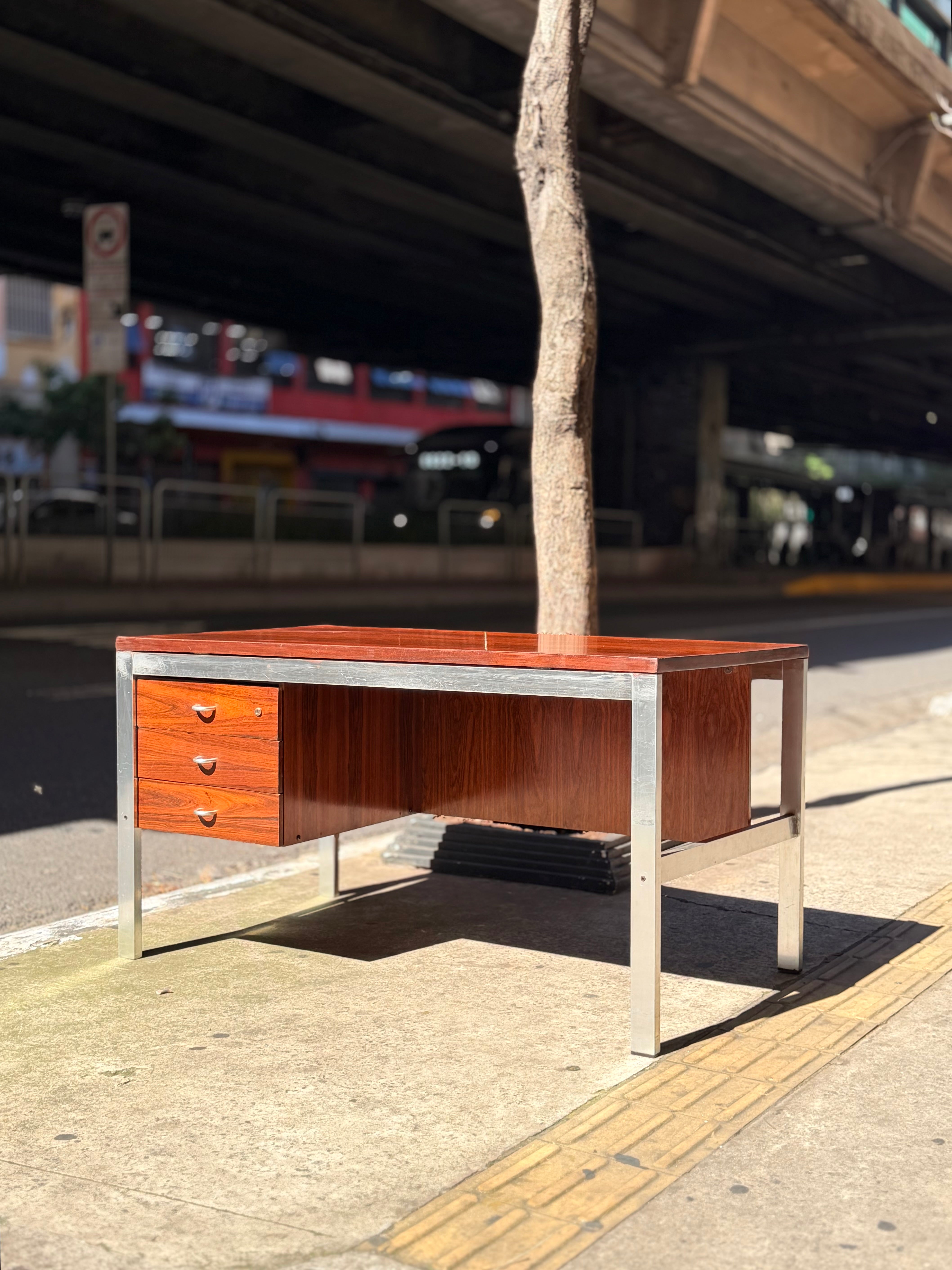 Escrivaninha modernista Jean Gillon em Jacarandá 