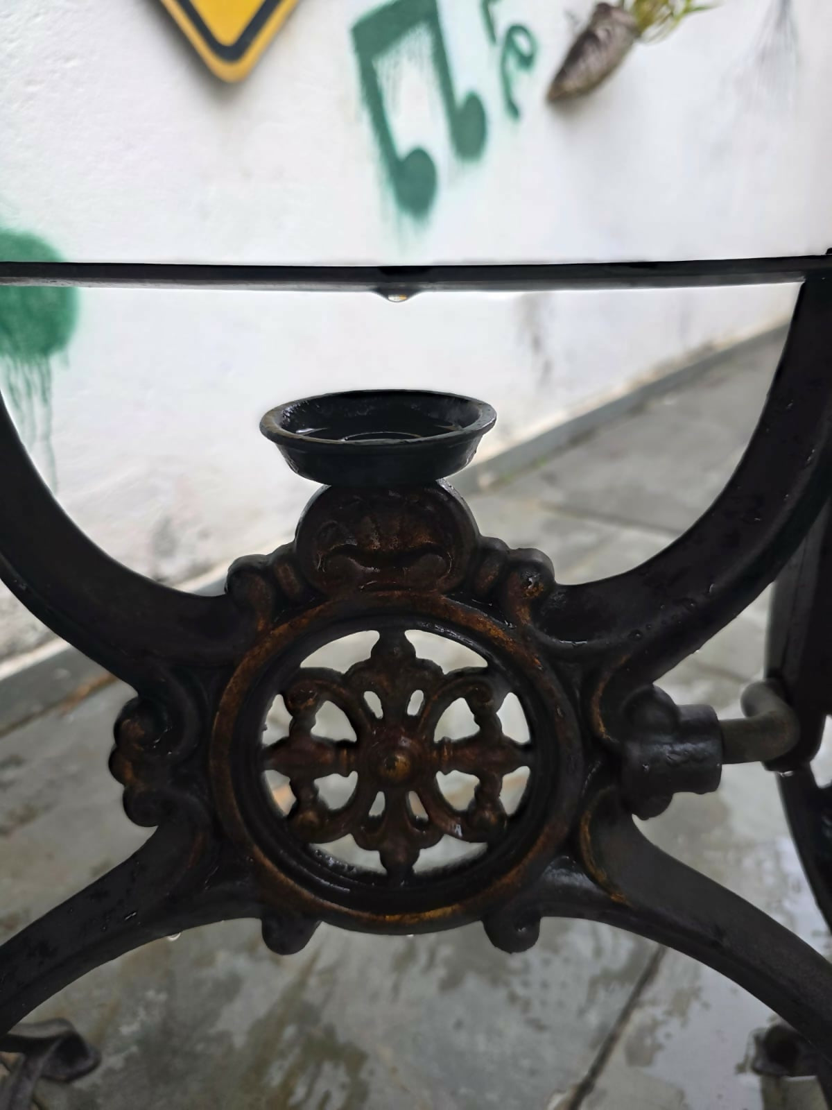 Aparador / Mesinha de Máquina de costura antiga com tampo em granito São Gabriel lapidado