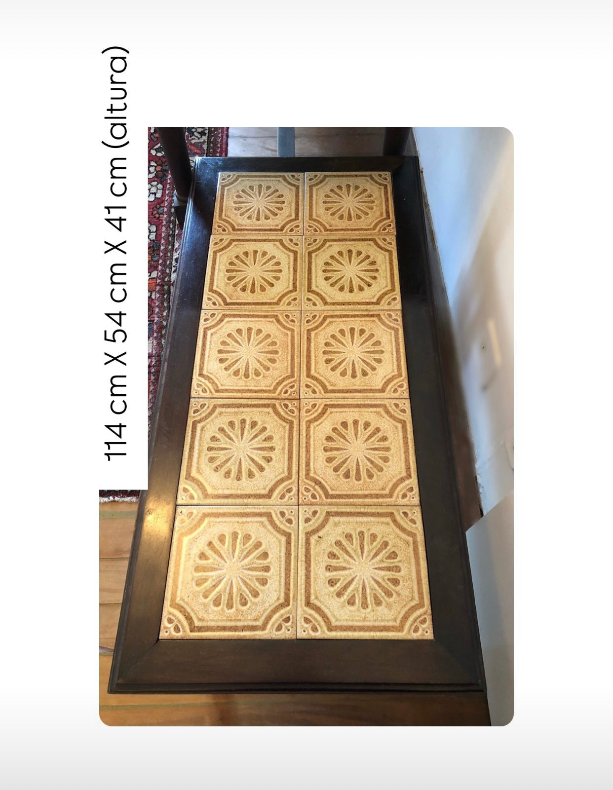 Mesa de centro retangular em madeira com azulejos