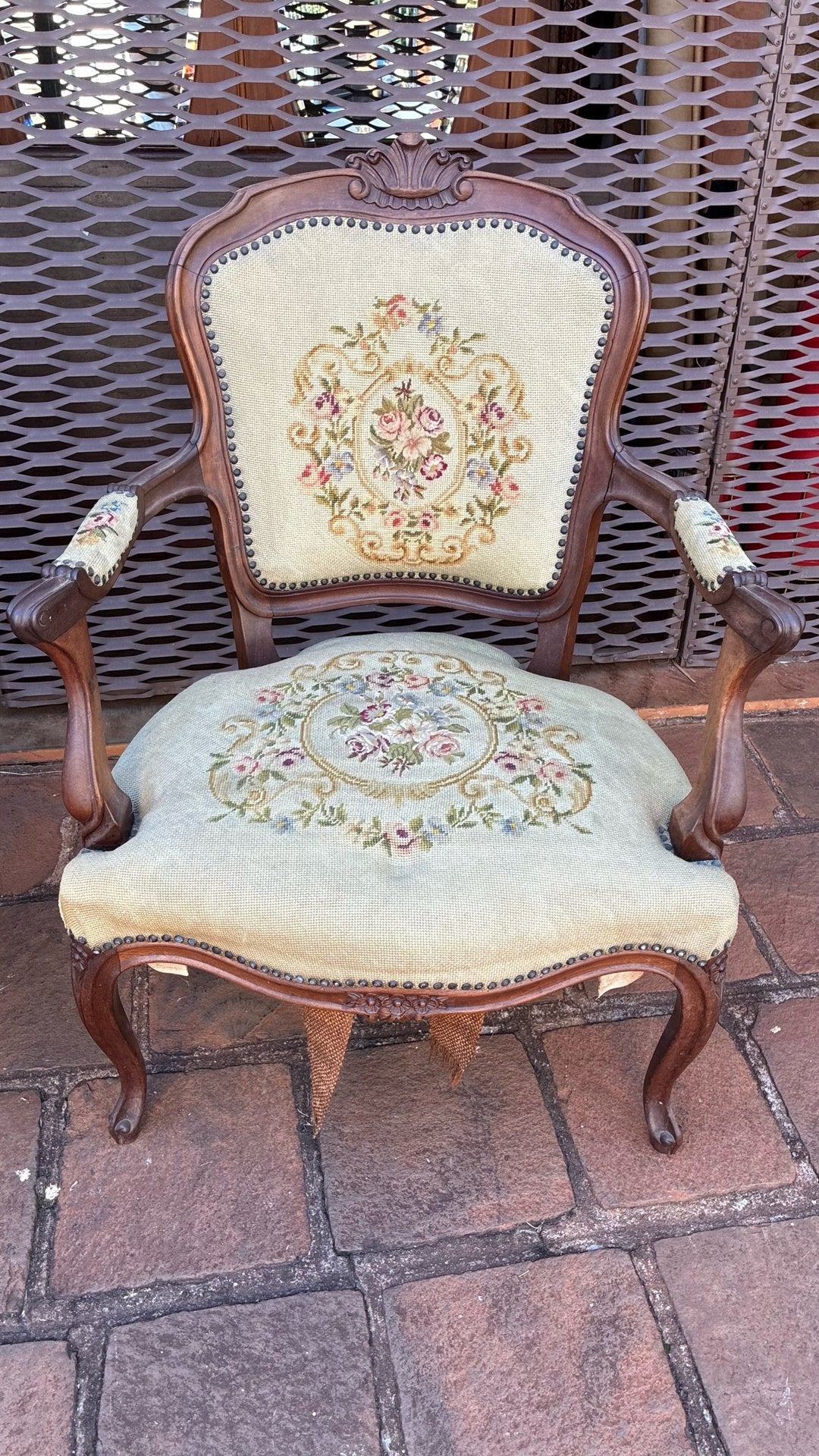 Par de Poltronas Luís XV com Tapeçaria em Petit Point