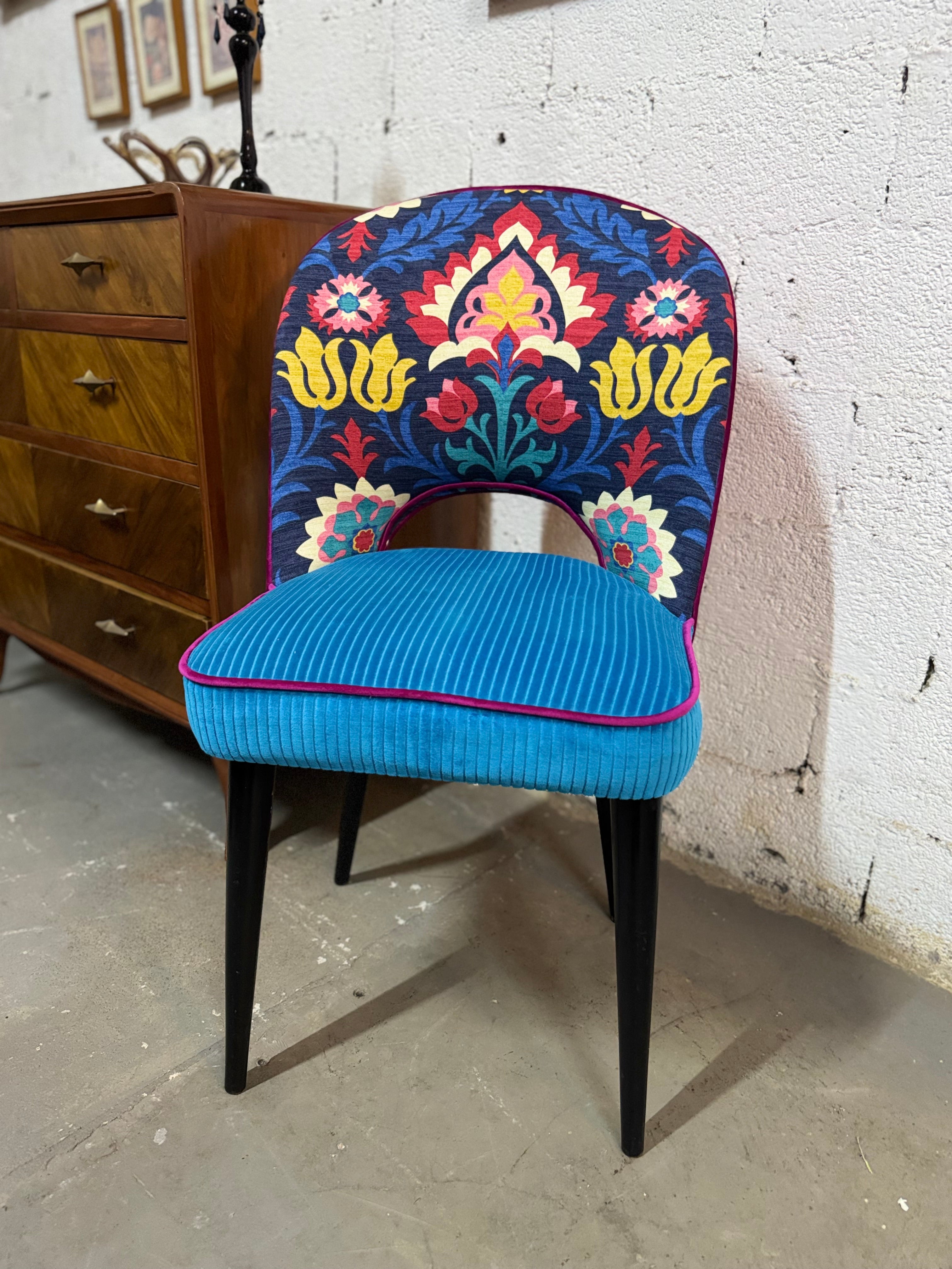 Cadeira Vintage Waverly com assento em azul e encosto com padronagem colorida 